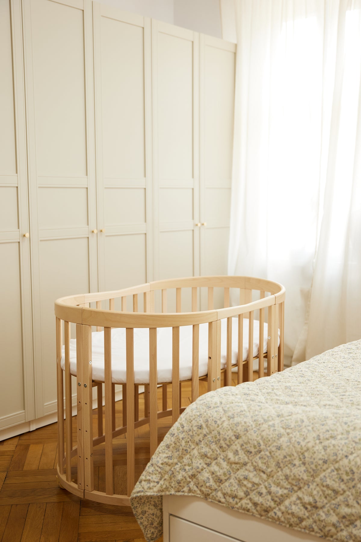 Lettino neonato ovale legno naturale con materassino  – culla convertibile 7in1 rotelle