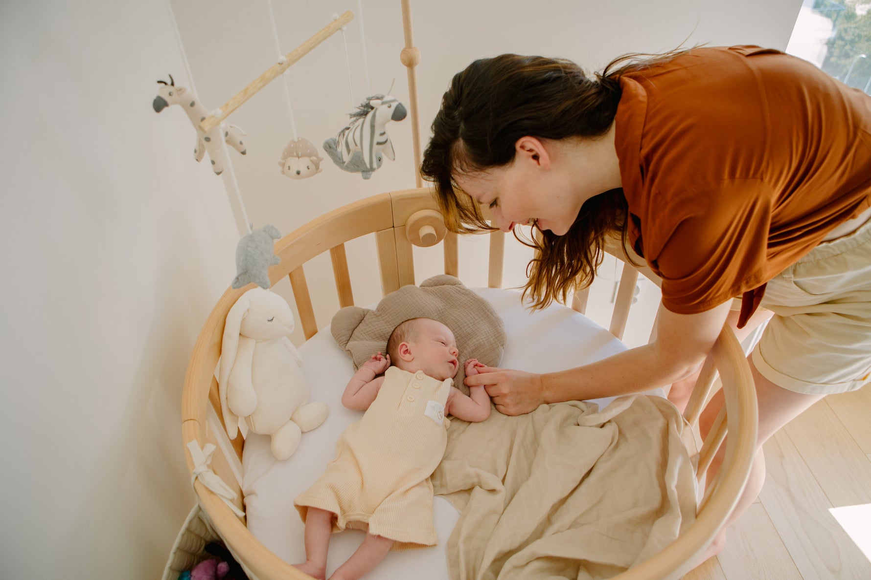 Lettino ovale neonato legno naturale con materassino, culla rotonda sicura 7in1