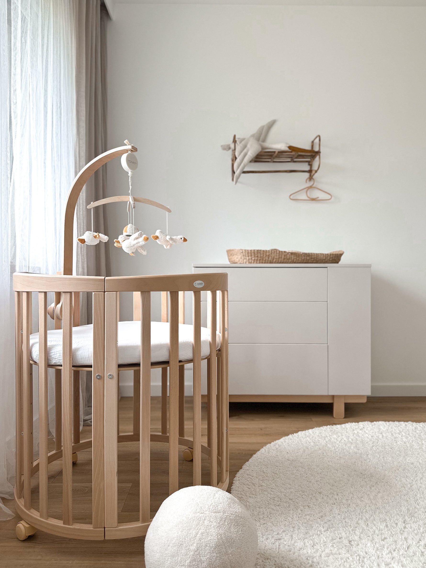 Lettino ovale neonato in legno  naturale con materasso – culla convertibile 7in1 