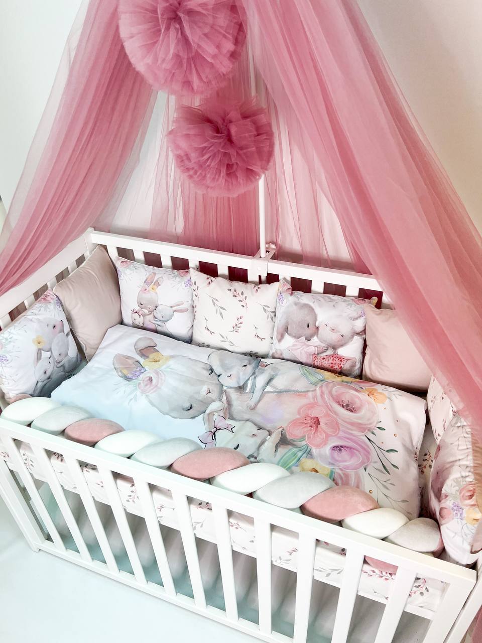 Lettino con baldacchino rosa, paracolpi treccia e corredo coniglietti fiori acquerello per neonata