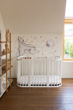 Lettino standard bianco 7in1 in cameretta nordica con murale orso polare e stelle – neonato