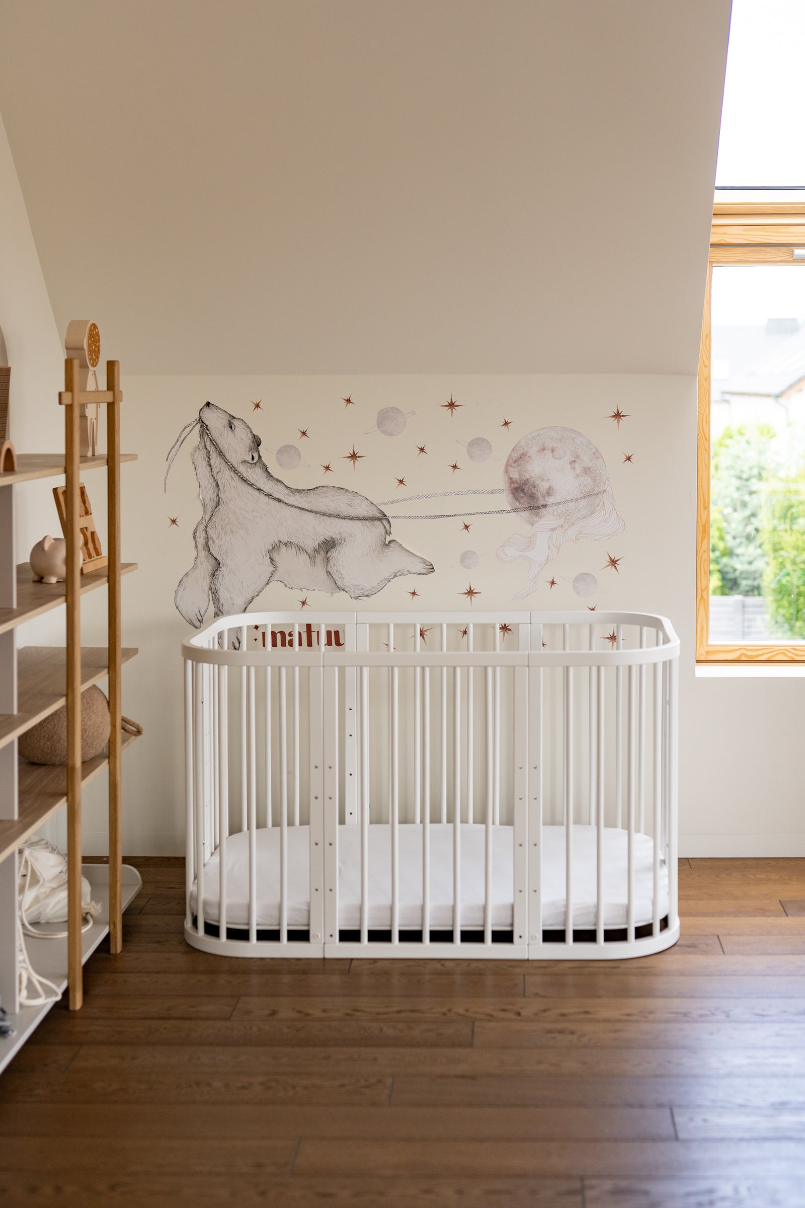 Lettino standard bianco 7in1 in cameretta nordica con murale orso polare e stelle – neonato