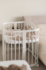 Lettino standard bianco 7in1 in modalità next to me vicino al letto – co-sleeping neonato sicuro