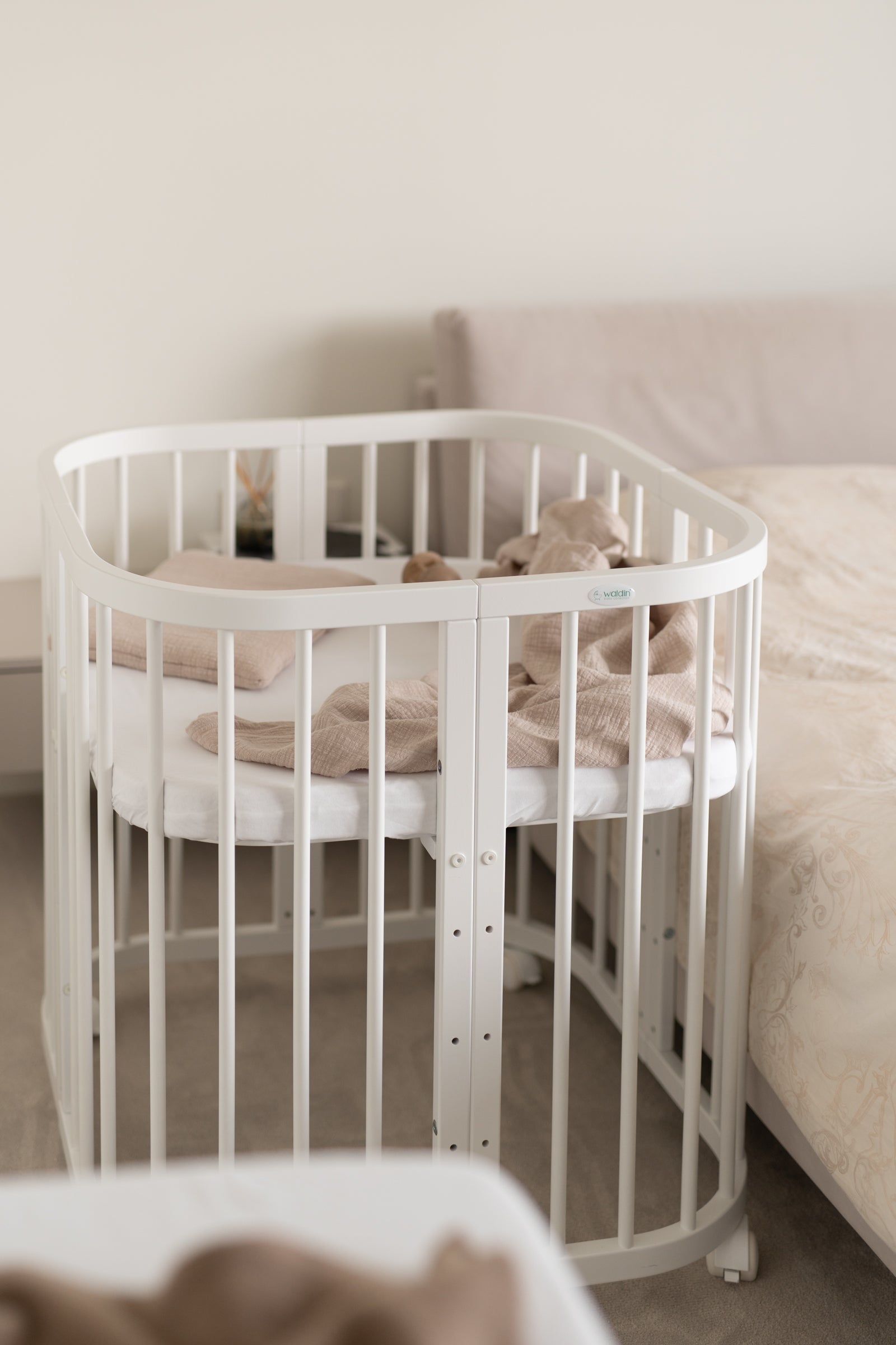 Lettino standard bianco 7in1 in modalità next to me vicino al letto – co-sleeping neonato sicuro
