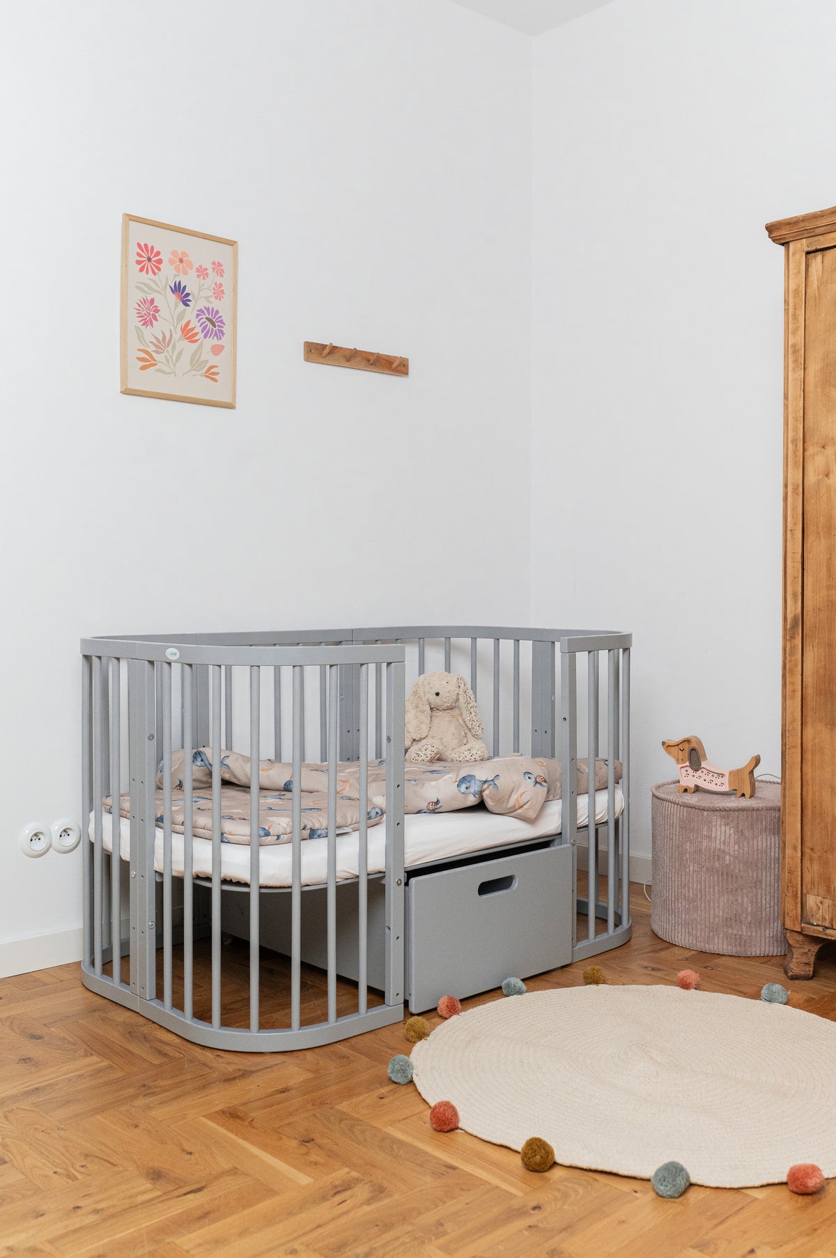 Lettino standard grigio 7in1 con cassetto in cameretta, culla neonato evolutiva