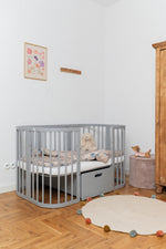 Lettino standard grigio 7in1 con cassetto in cameretta, culla neonato evolutiva