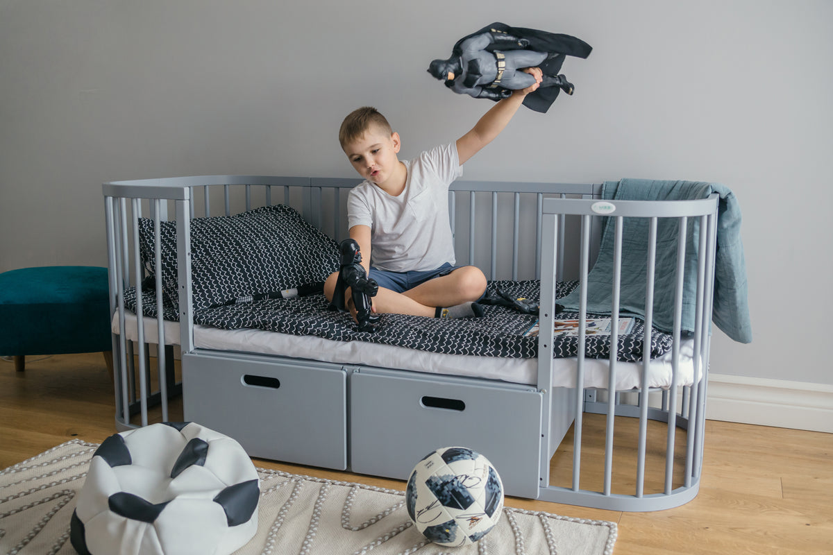 Lettino standard grigio 7in1 in modalità letto bambino con cassetti