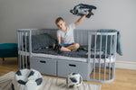 Lettino standard grigio 7in1 in modalità letto bambino con cassetti