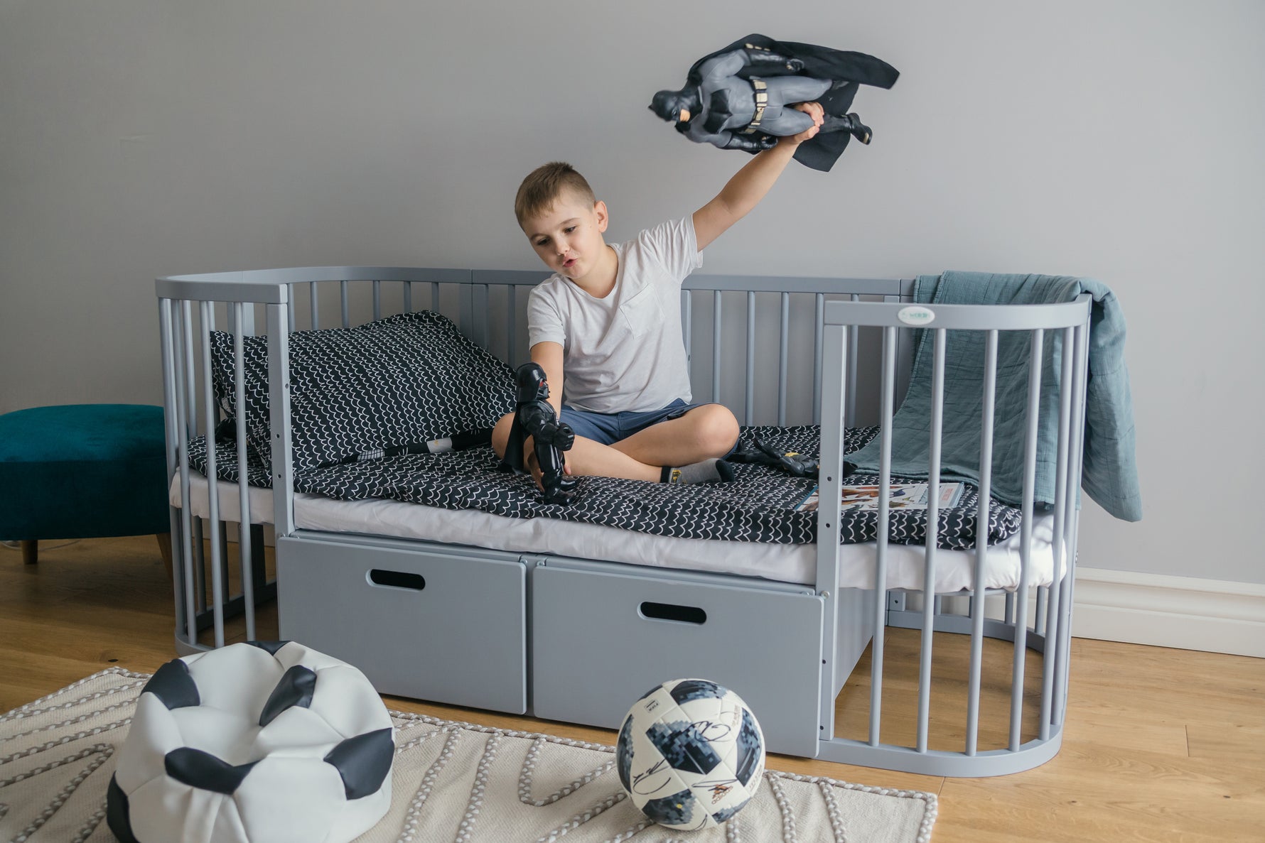 Lettino standard grigio 7in1 in modalità letto bambino con cassetti