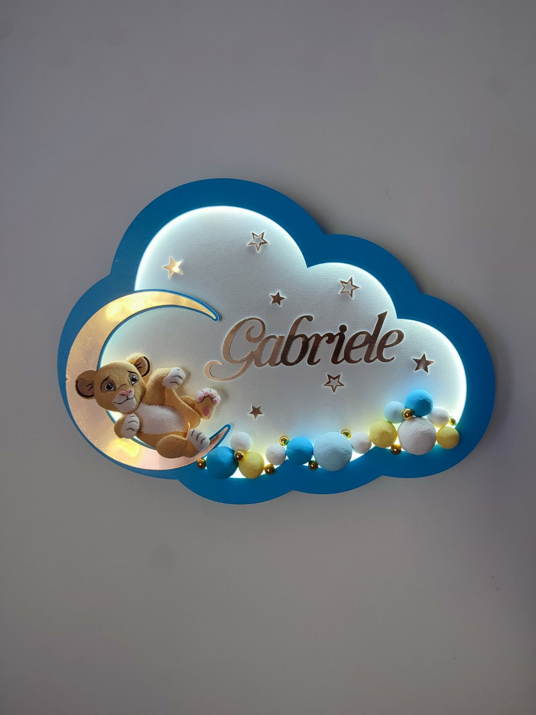 Luce notturna artigianale nuvola azzurra nome personalizzato, cucciolo leone luna dorata e perline, cameretta neonato