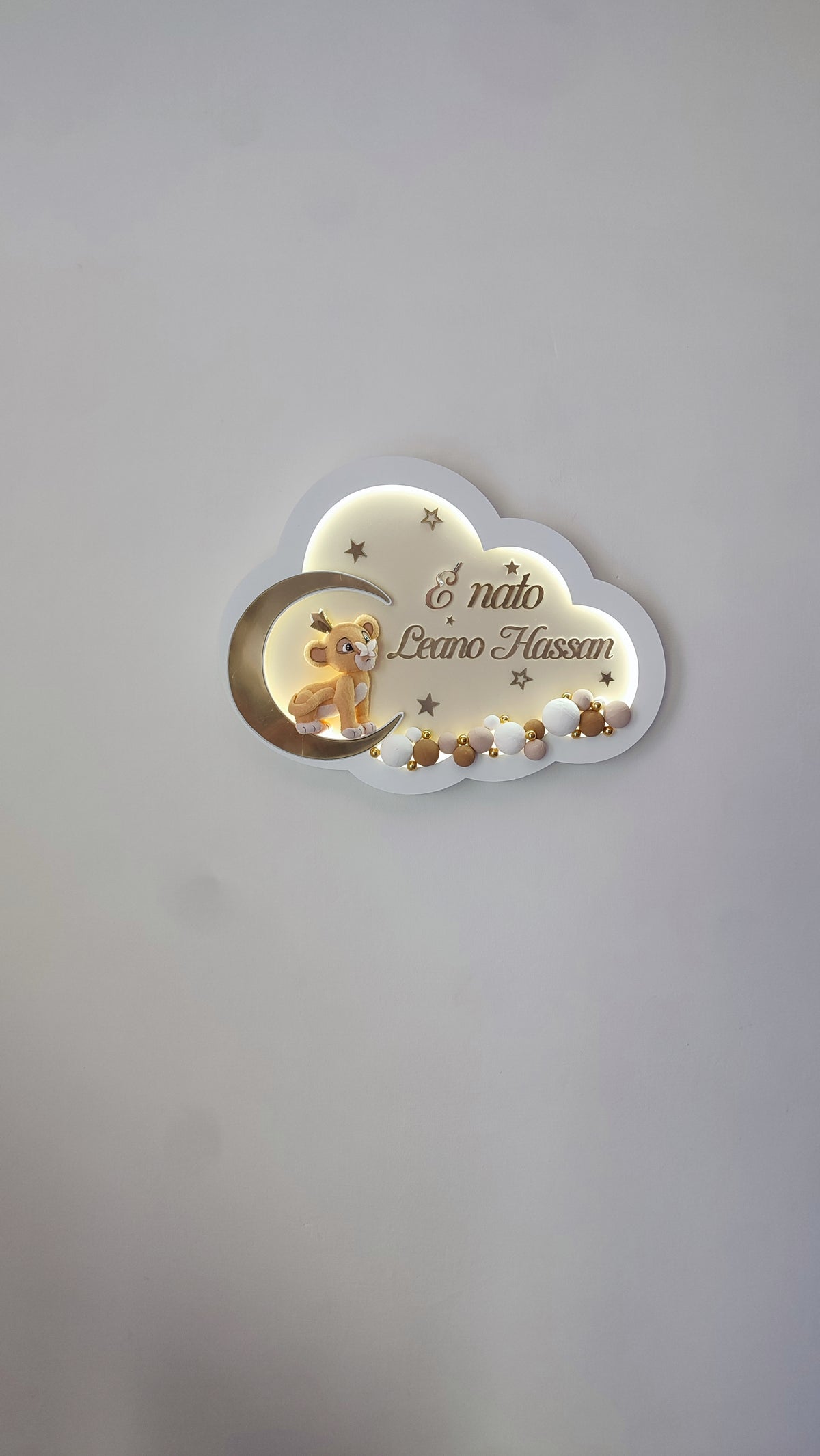 Luce notturna nuvola bianca con cucciolo leone su luna dorata, nome personalizzato e perline beige e oro fatte a mano, cameretta