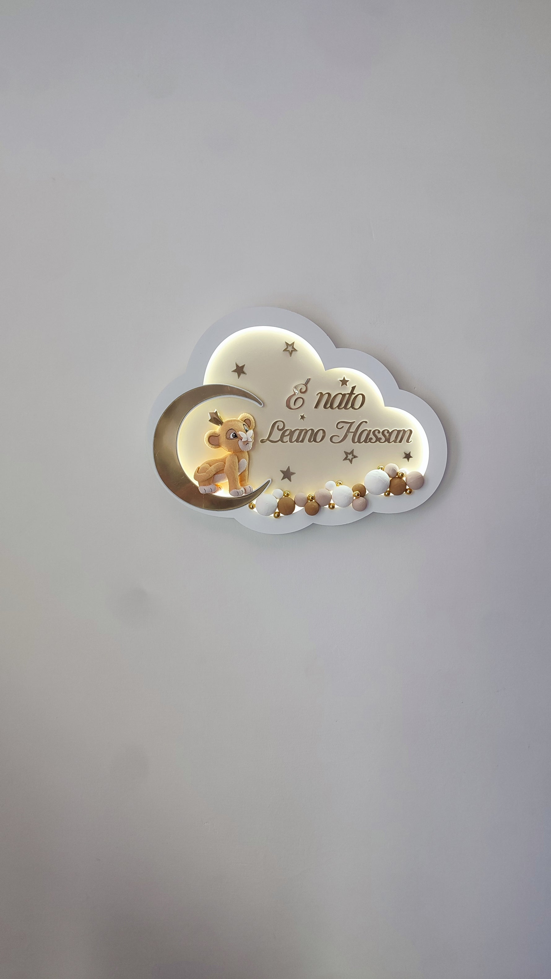 Luce notturna nuvola bianca con cucciolo leone su luna dorata, nome personalizzato e perline beige e oro fatte a mano, cameretta