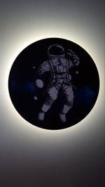 Lampada spazio astronauta accesa, alone luminoso perimetrale, cameretta bambino moderna, regalo