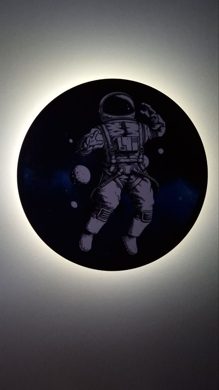 Lampada spazio astronauta accesa, alone luminoso perimetrale, cameretta bambino moderna, regalo