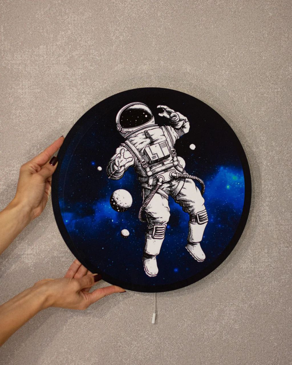 Luce notturna cameretta bambino con astronauta nello spazio, sfondo galassia blu, formato circolare, personalizzabile con nome