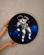 Luce notturna cameretta bambino con astronauta nello spazio, sfondo galassia blu, formato circolare, personalizzabile con nome