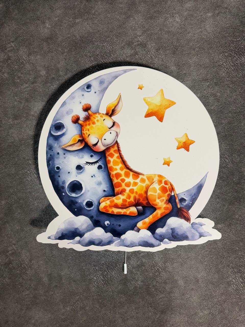 Luce notturna per cameretta neonato con illustrazione giraffa addormentata sulla luna in stile acquerello, stelle dorate