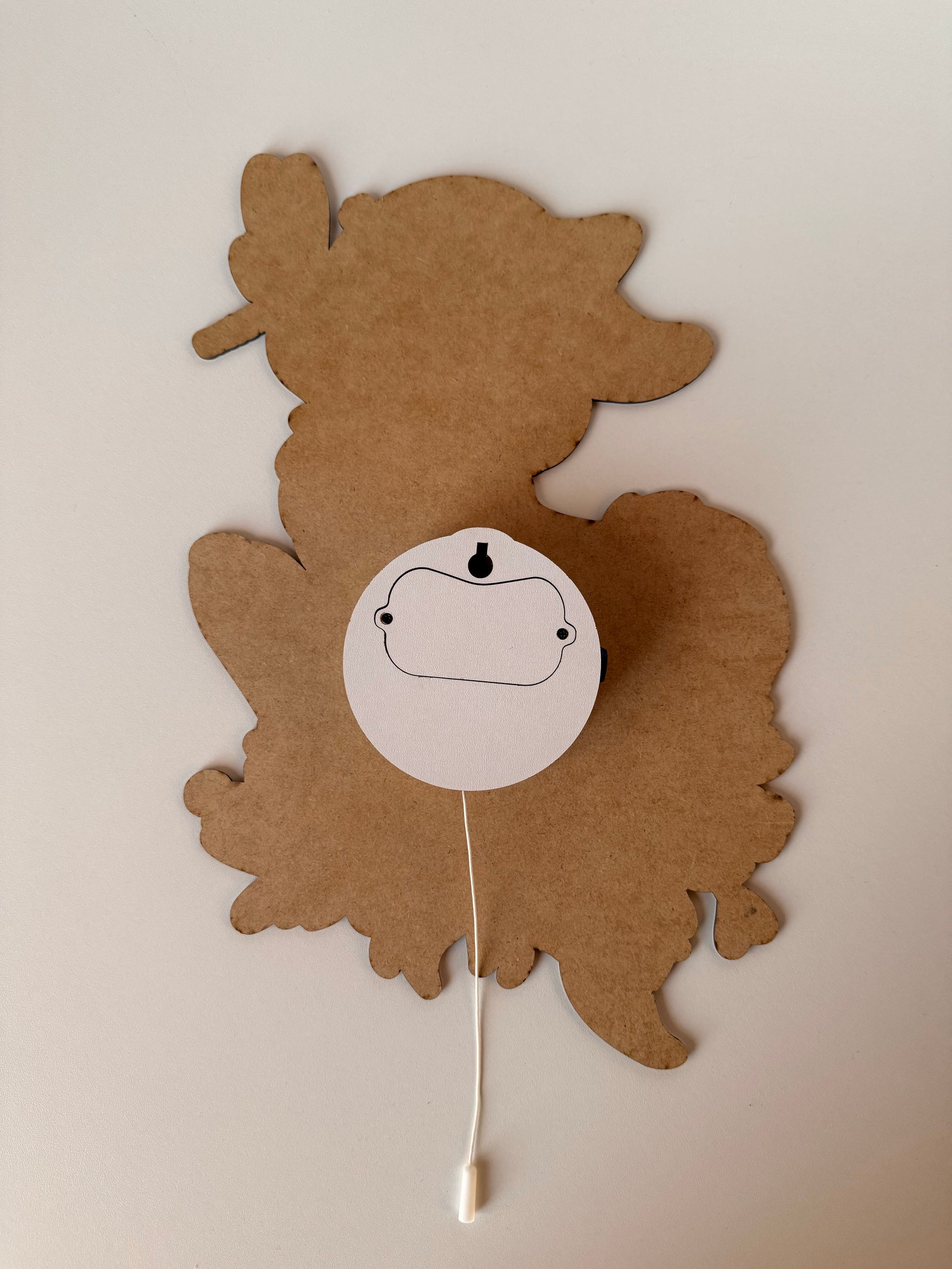 Vista posteriore lampada notturna personalizzata per cameretta neonato, supporto in legno MDF con vano batteria integrato