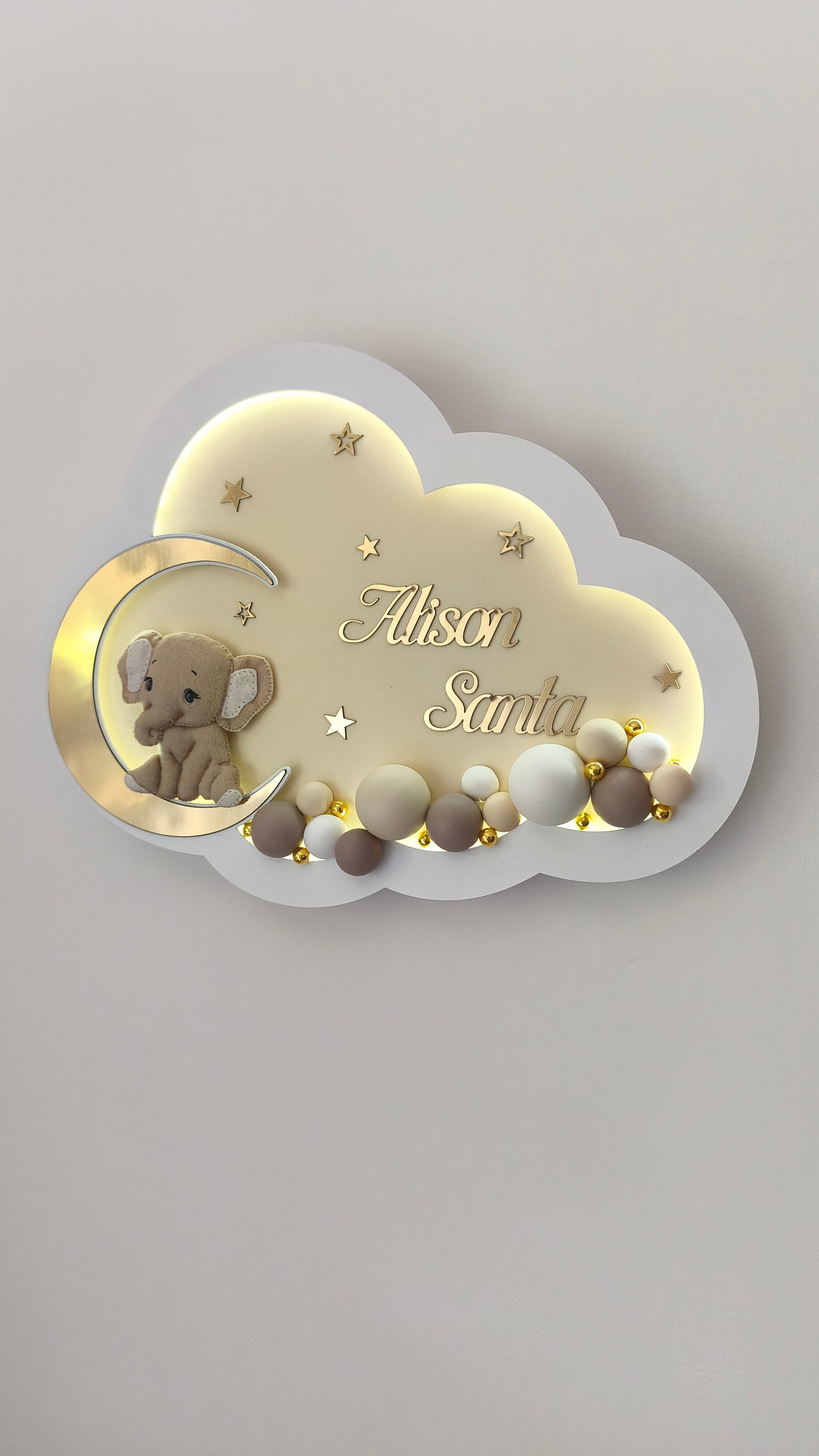Luce notturna beige personalizzata Alison Santa con elefantino sulla luna dorata e palloncini panna, tortora e oro.