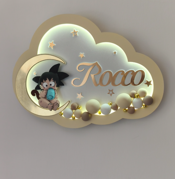 Luce notturna a nuvola oro con Goku baby sulla luna, LED acceso, stelle e nome personalizzato specchiato, lampada cameretta bambino