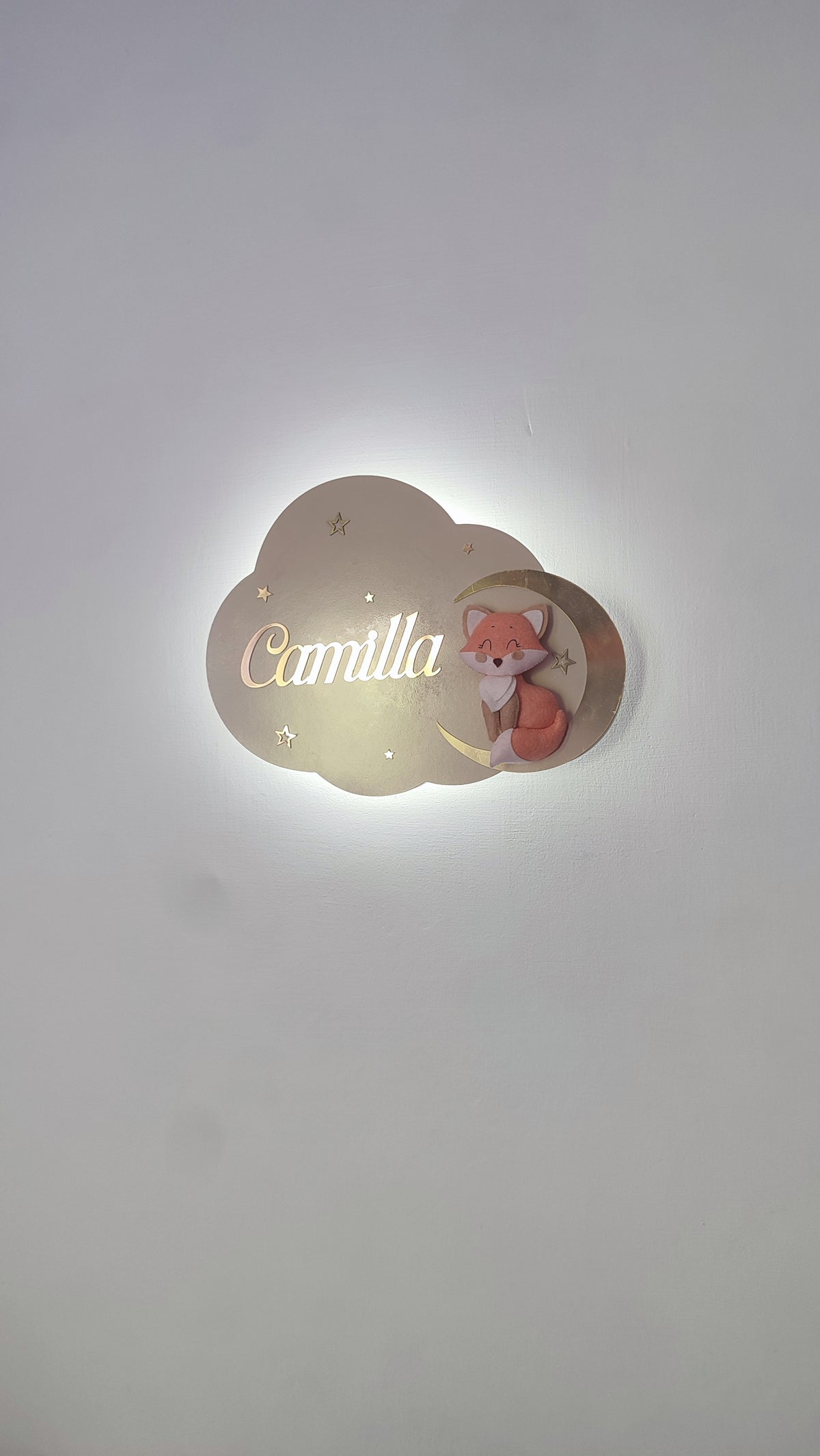 Luce notturna nuvola beige con volpetta in feltro fatta a mano sulla luna, nome personalizzato cameretta neonata