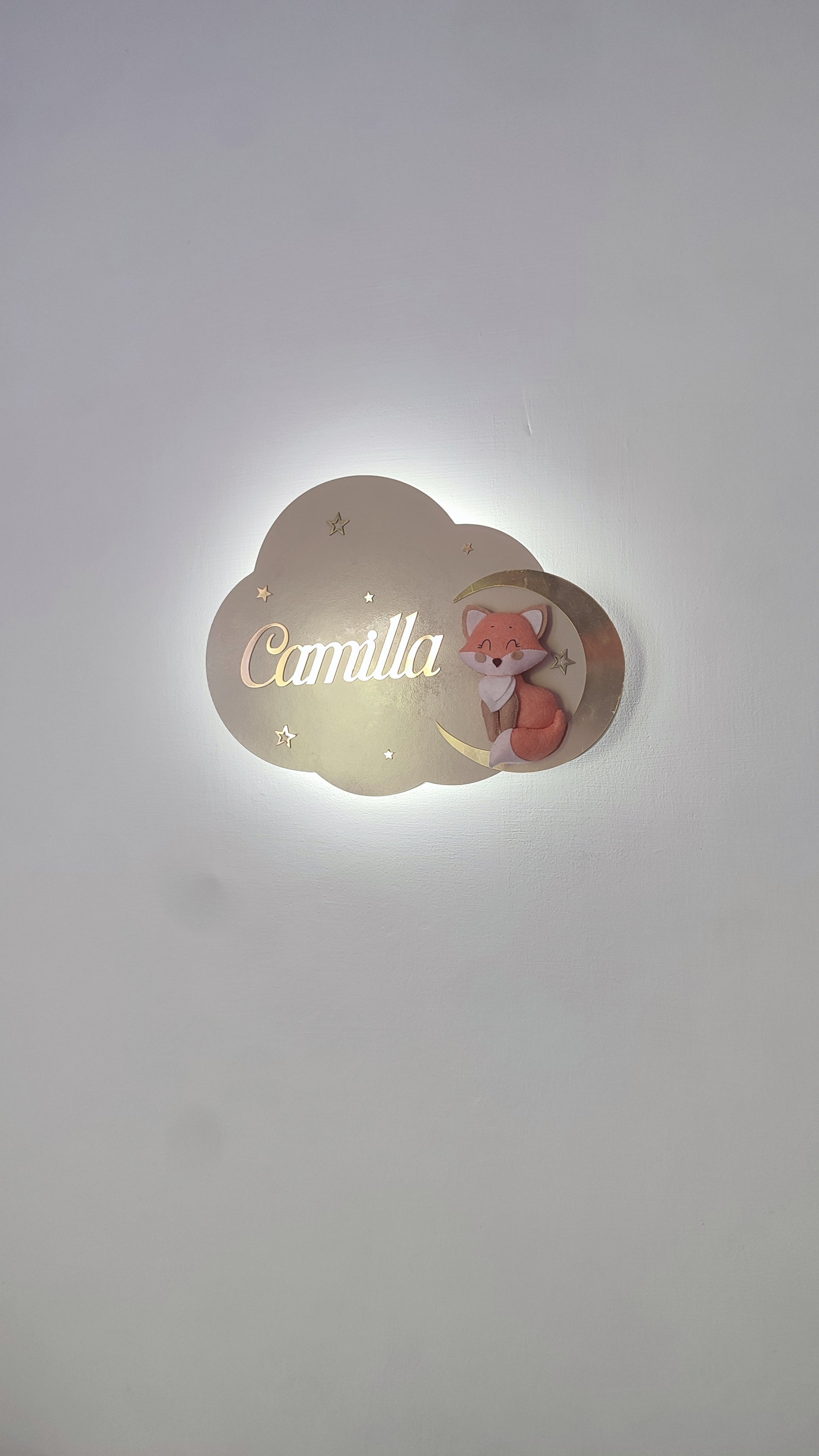 Luce notturna nuvola beige con volpetta in feltro fatta a mano sulla luna, nome personalizzato cameretta neonata