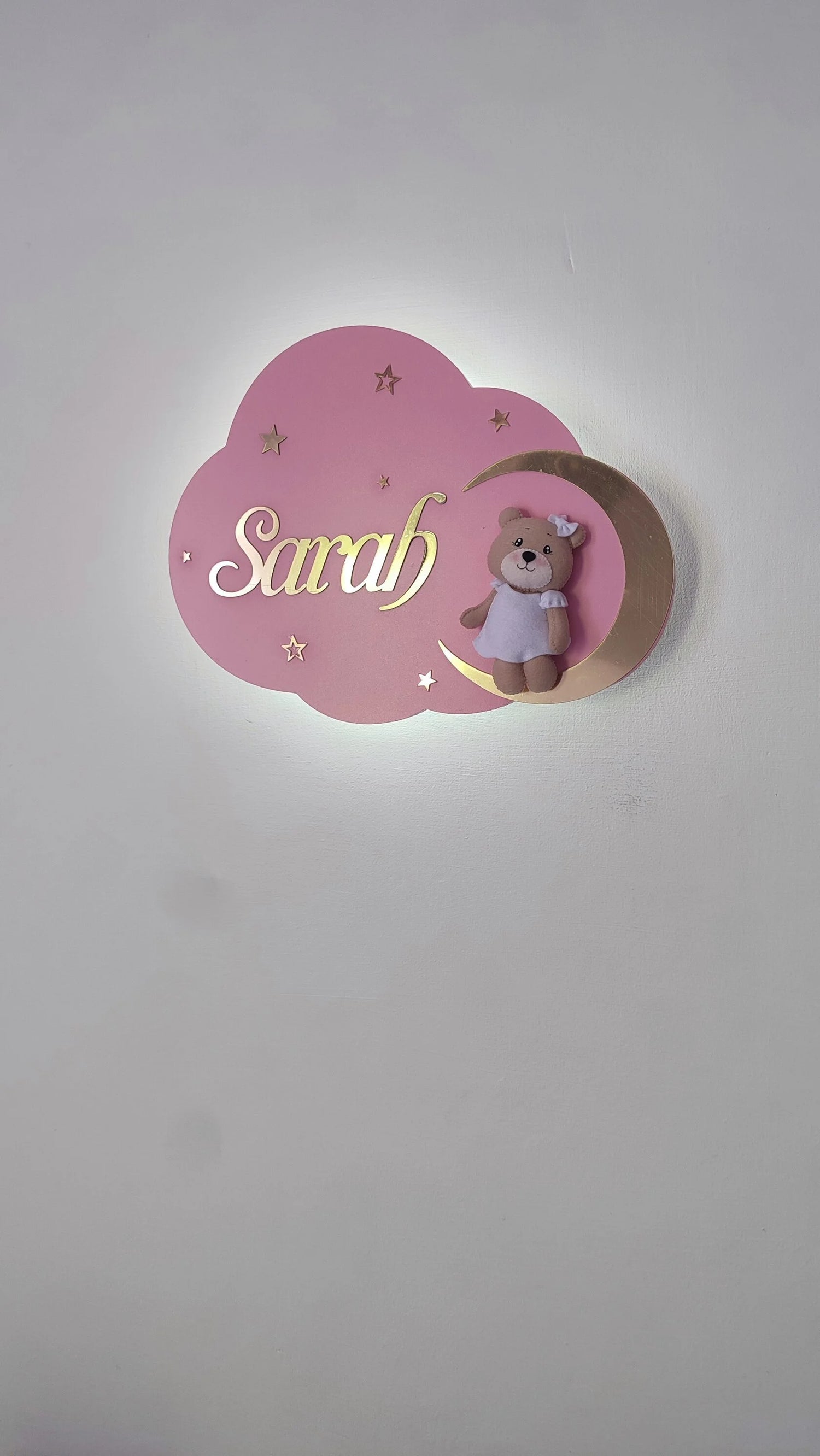 Luce notturna LED personalizzata a nuvola rosa con nome e orsetto in feltro, idea regalo bambina