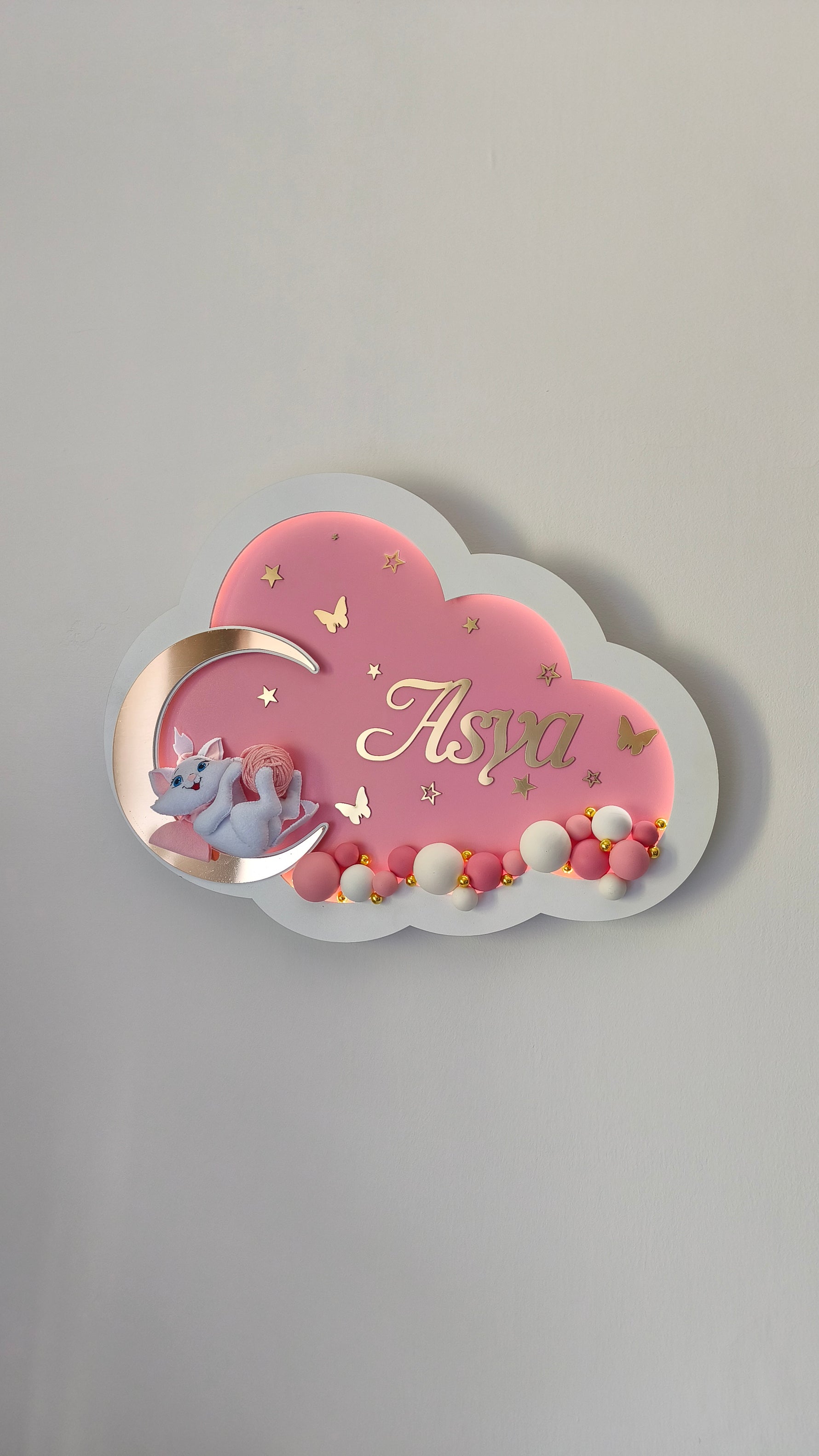Luce notturna rosa a nuvola personalizzata con nome, gattina Minou sulla luna e farfalle decorative