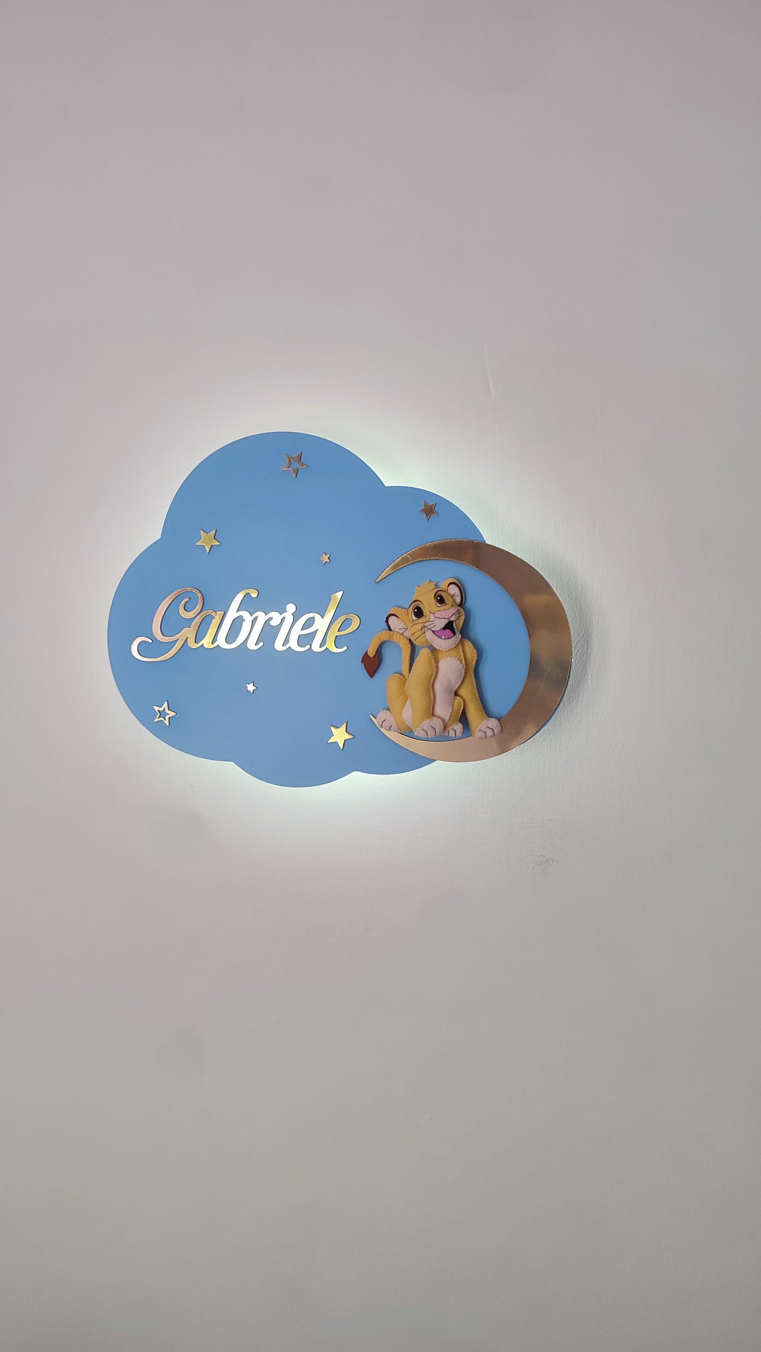 Luce notturna LED nuvola azzurra con nome personalizzato e leoncino in feltro sulla luna dorata, cameretta bambino