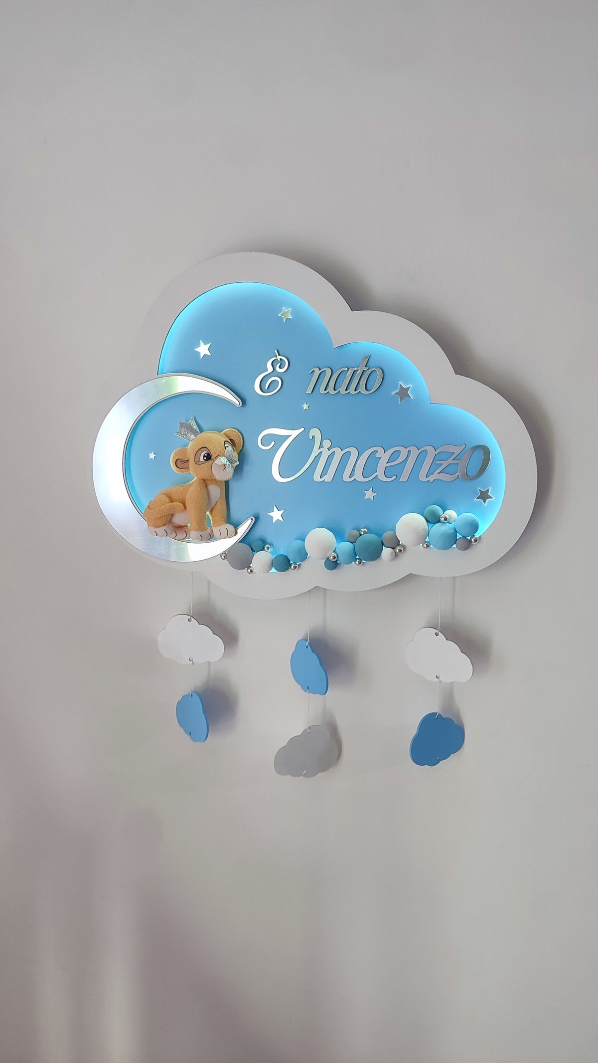 Luce notturna nuvola azzurra nome personalizzato, cucciolo leone luna argento e nuvoline pendenti, cameretta neonato