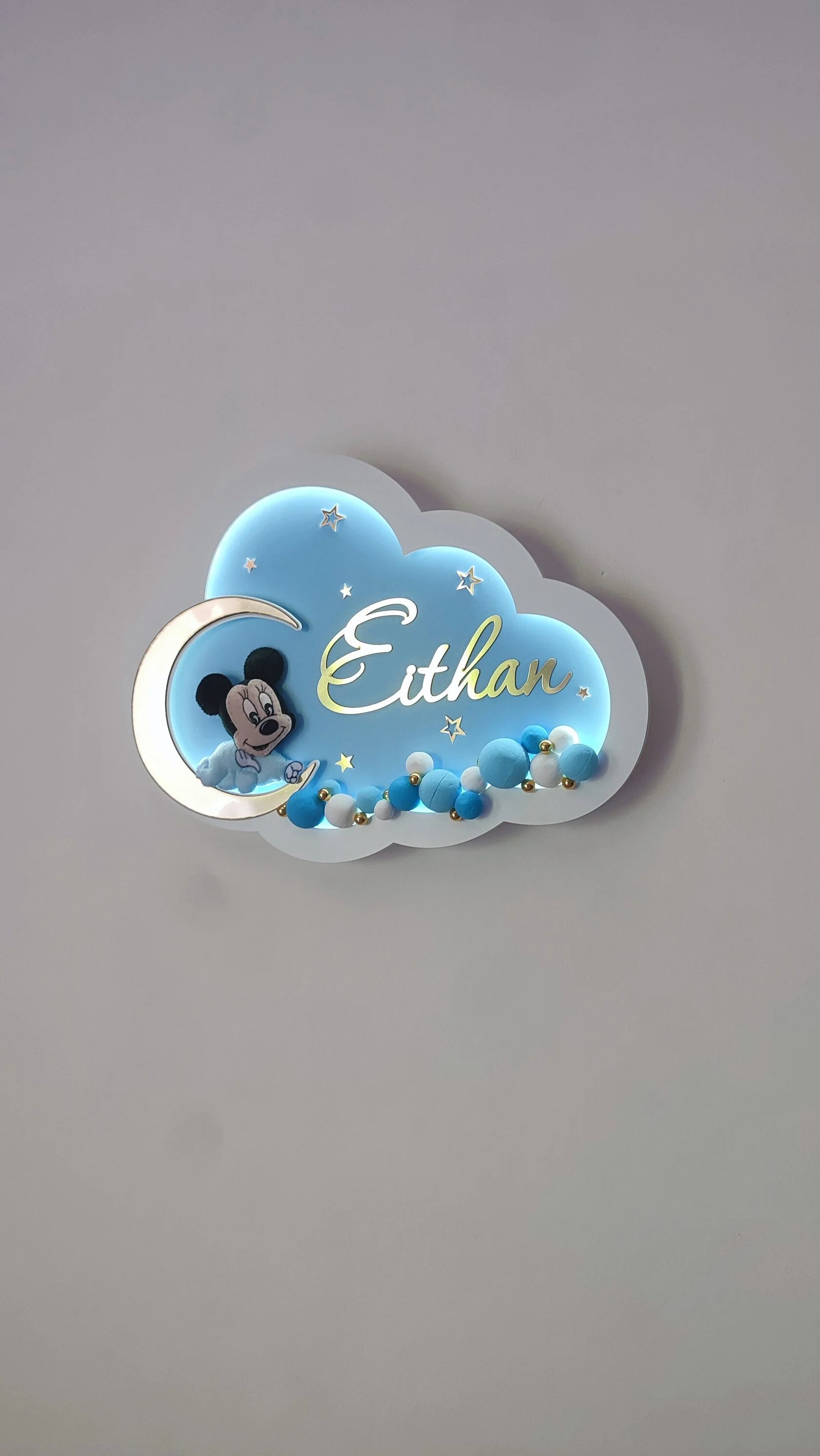 lampada LED nuvola azzurra personalizzata con topolina in feltro su luna d’oro, nome e perline colorati artigianali