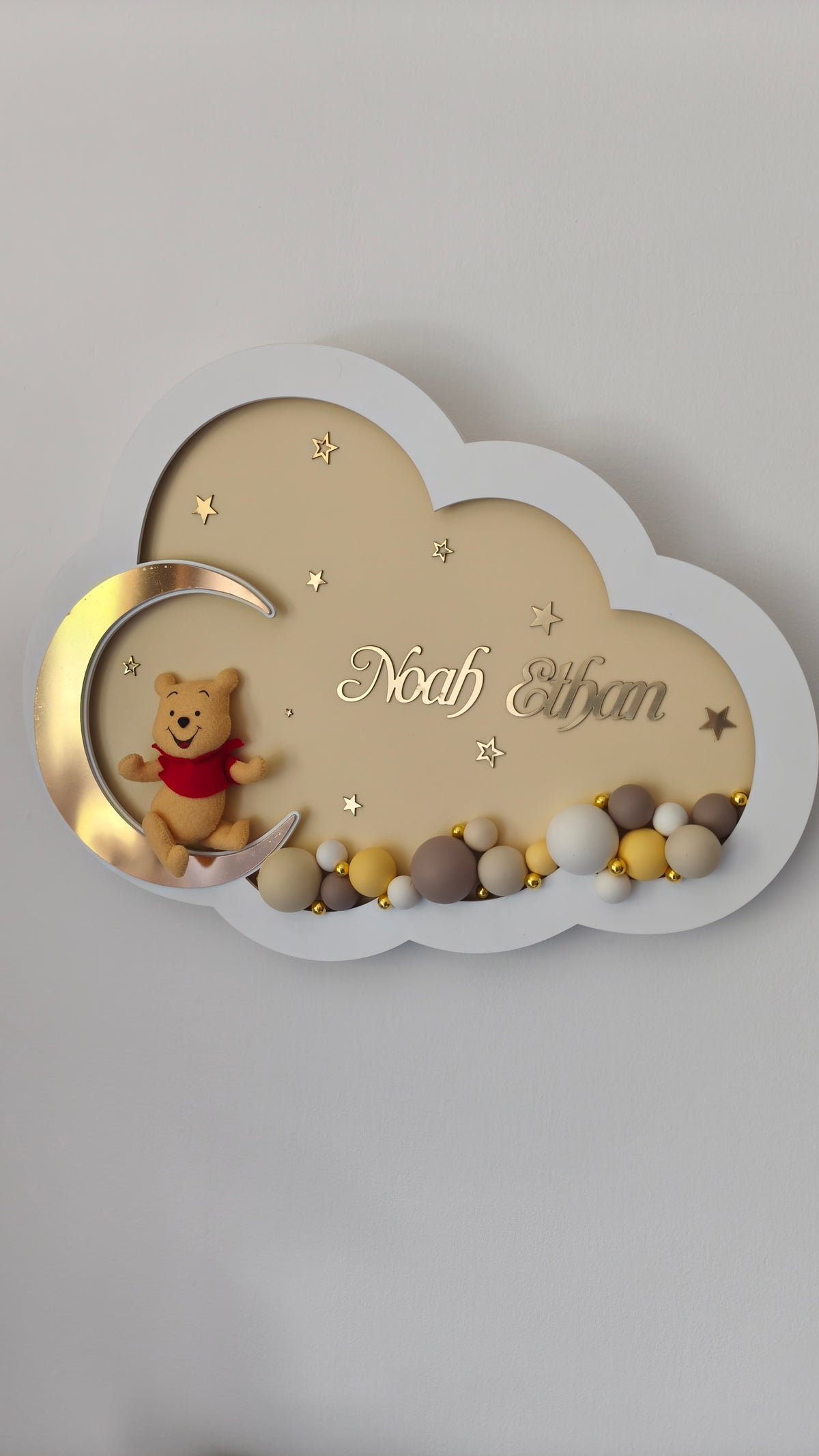 Luce notturna nuvola beige personalizzata con doppio nome, orsetto con maglietta rossa su luna