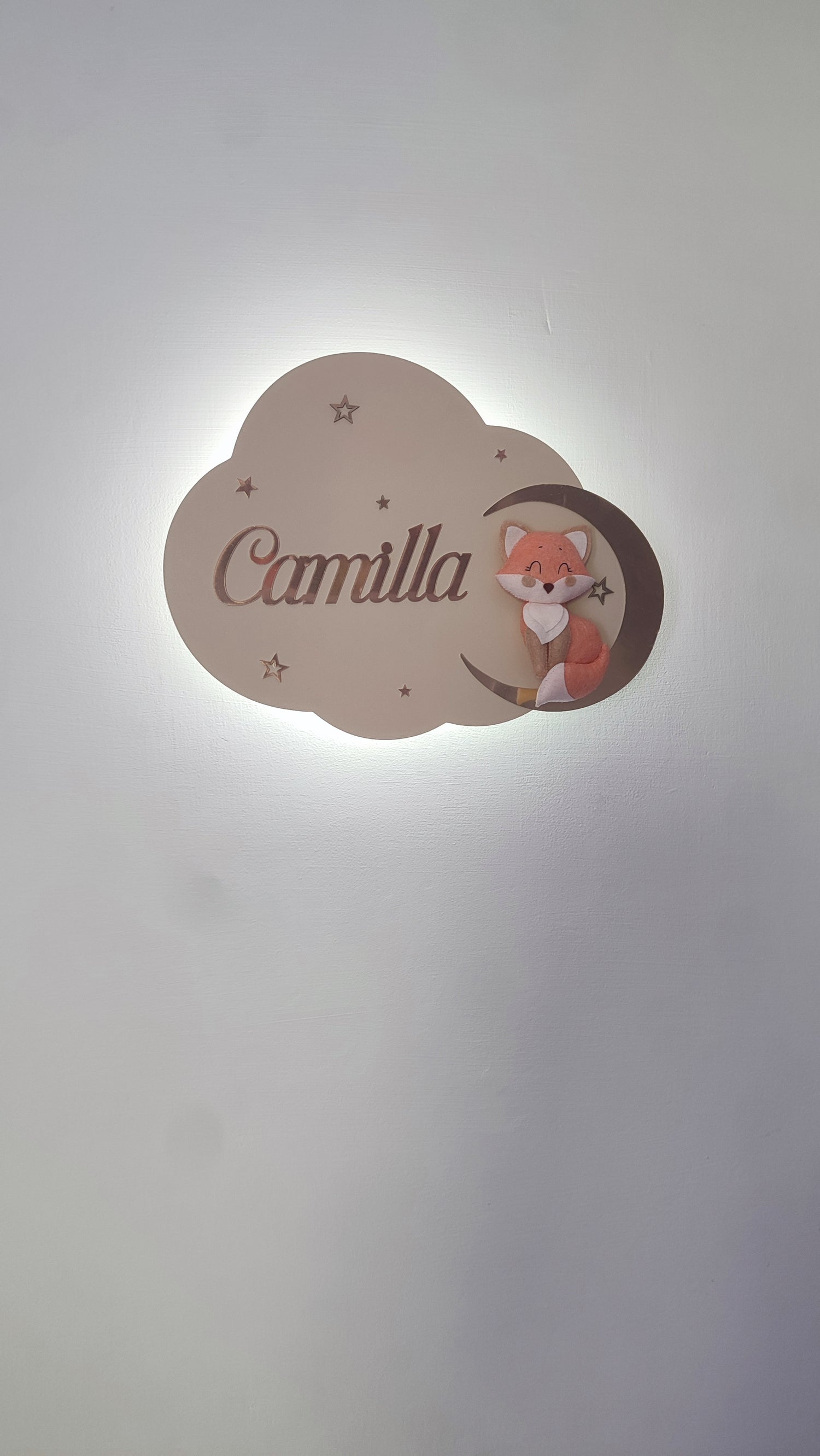 Luce notturna LED nuvola beige con nome personalizzato e volpetta in feltro sulla luna, cameretta bambina