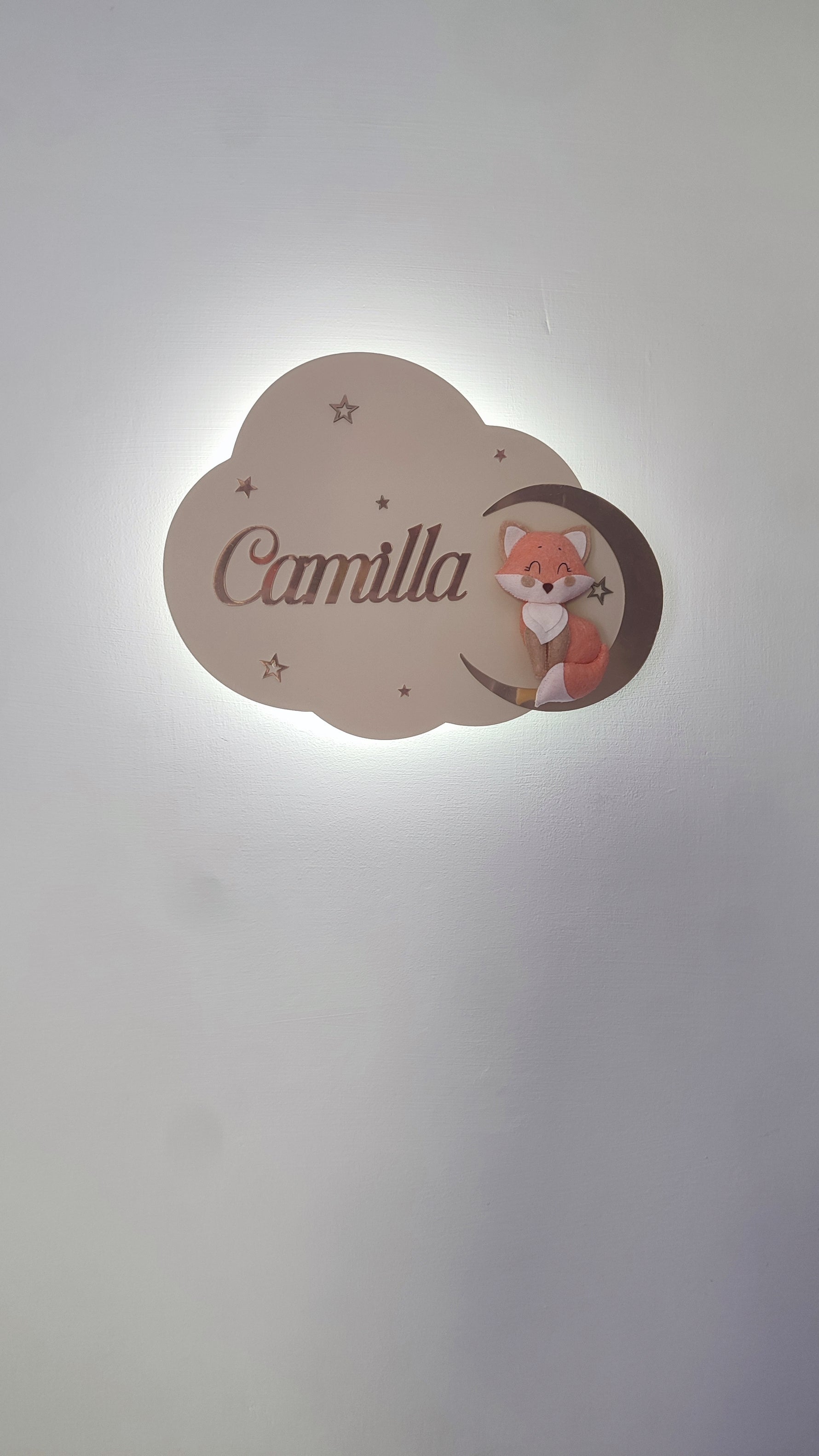 Luce notturna LED nuvola beige con nome personalizzato e volpetta in feltro sulla luna, cameretta bambina