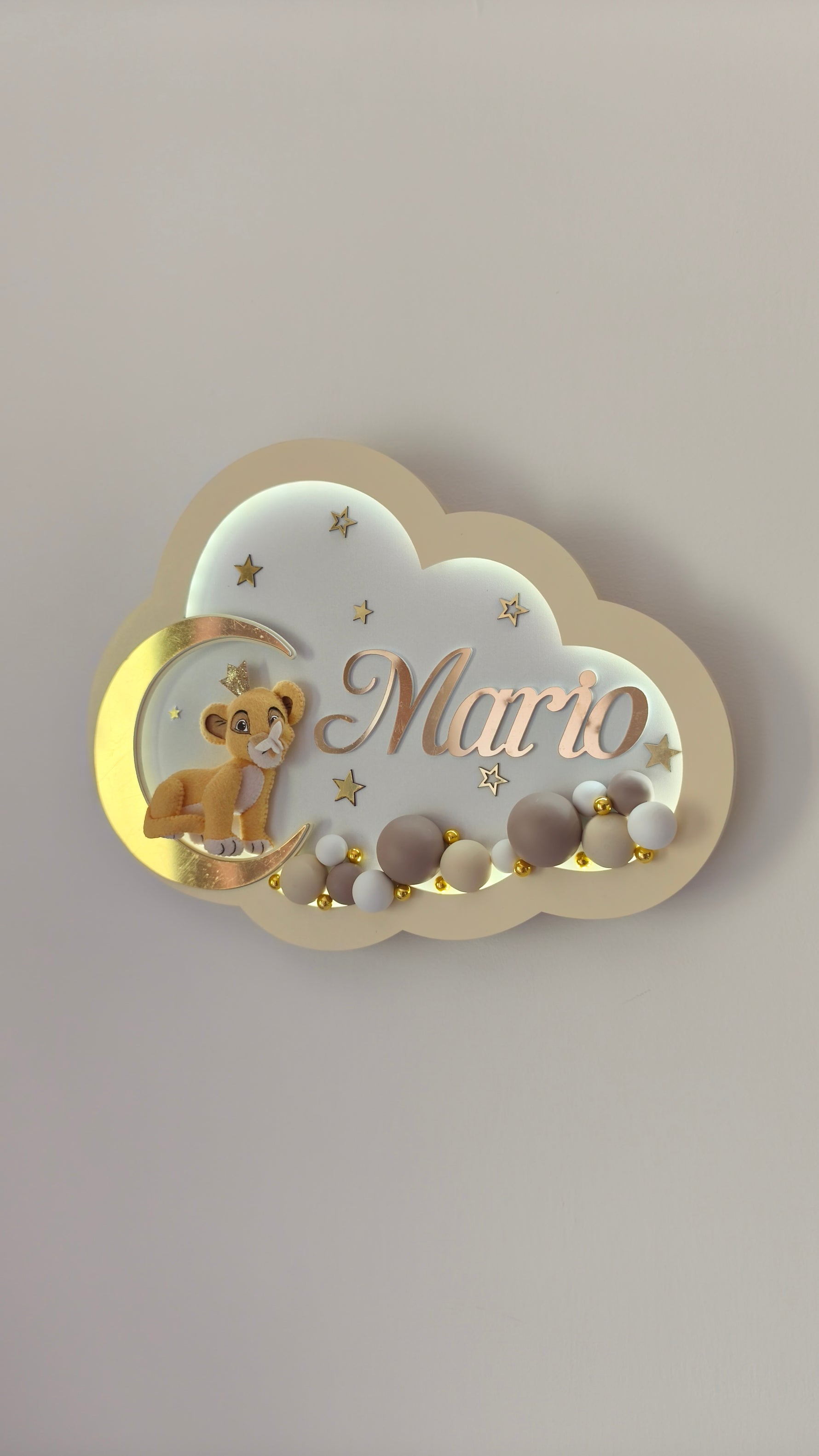 Luce notturna nuvola bianca e beige personalizzata re leone con nome bambino, cucciolo di leone su luna