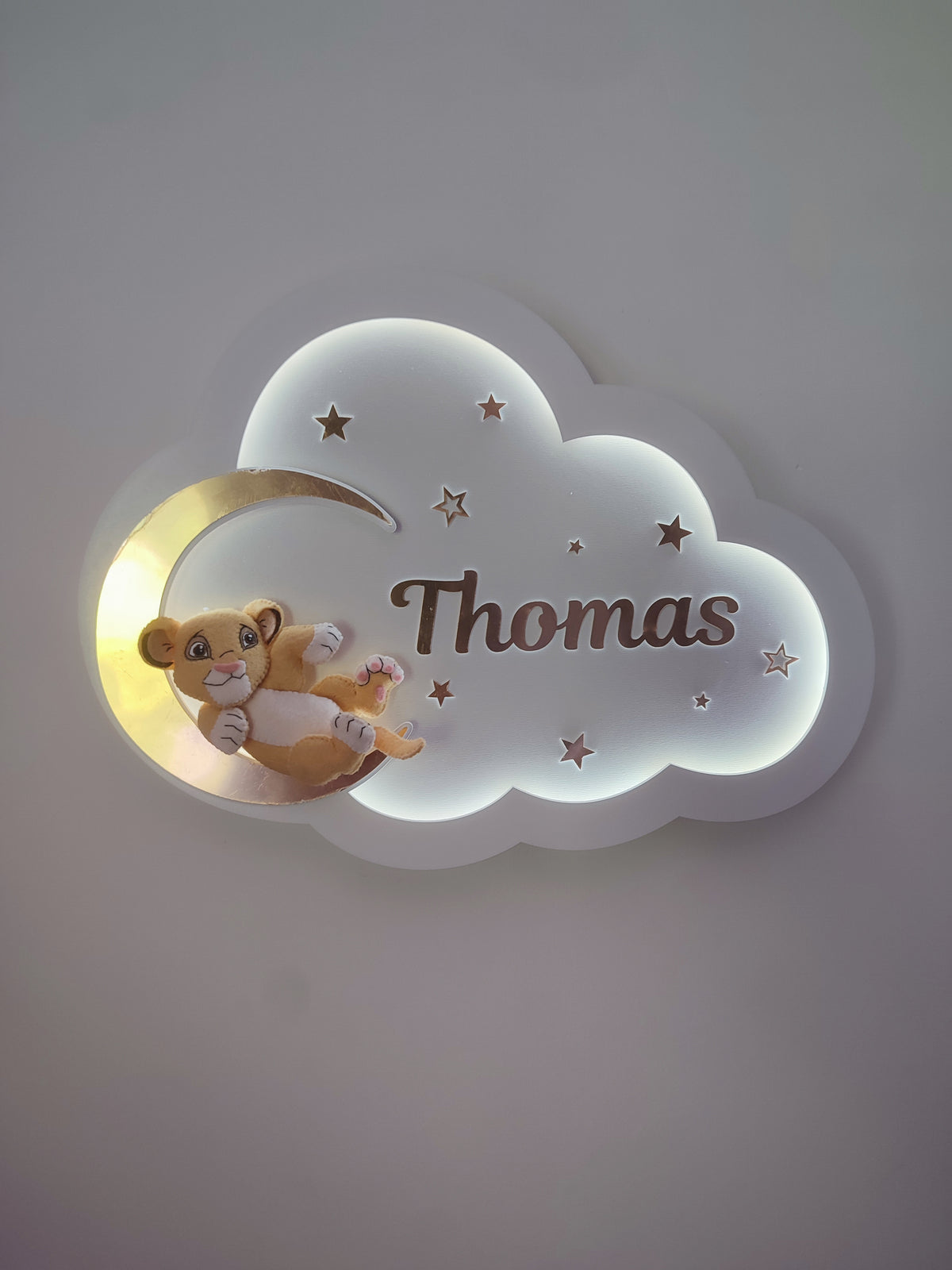 Luce notturna artigianale nuvola bianca luminosa con leone feltro su luna oro, stelle e nome personalizzato, regalo nascita bambino