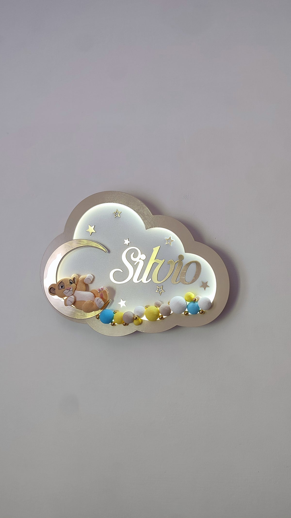 Luce notturna artigianale nuvola con bordo oro e leone addormentato sulla luna, perline azzurre gialle e bianche, regalo nascita