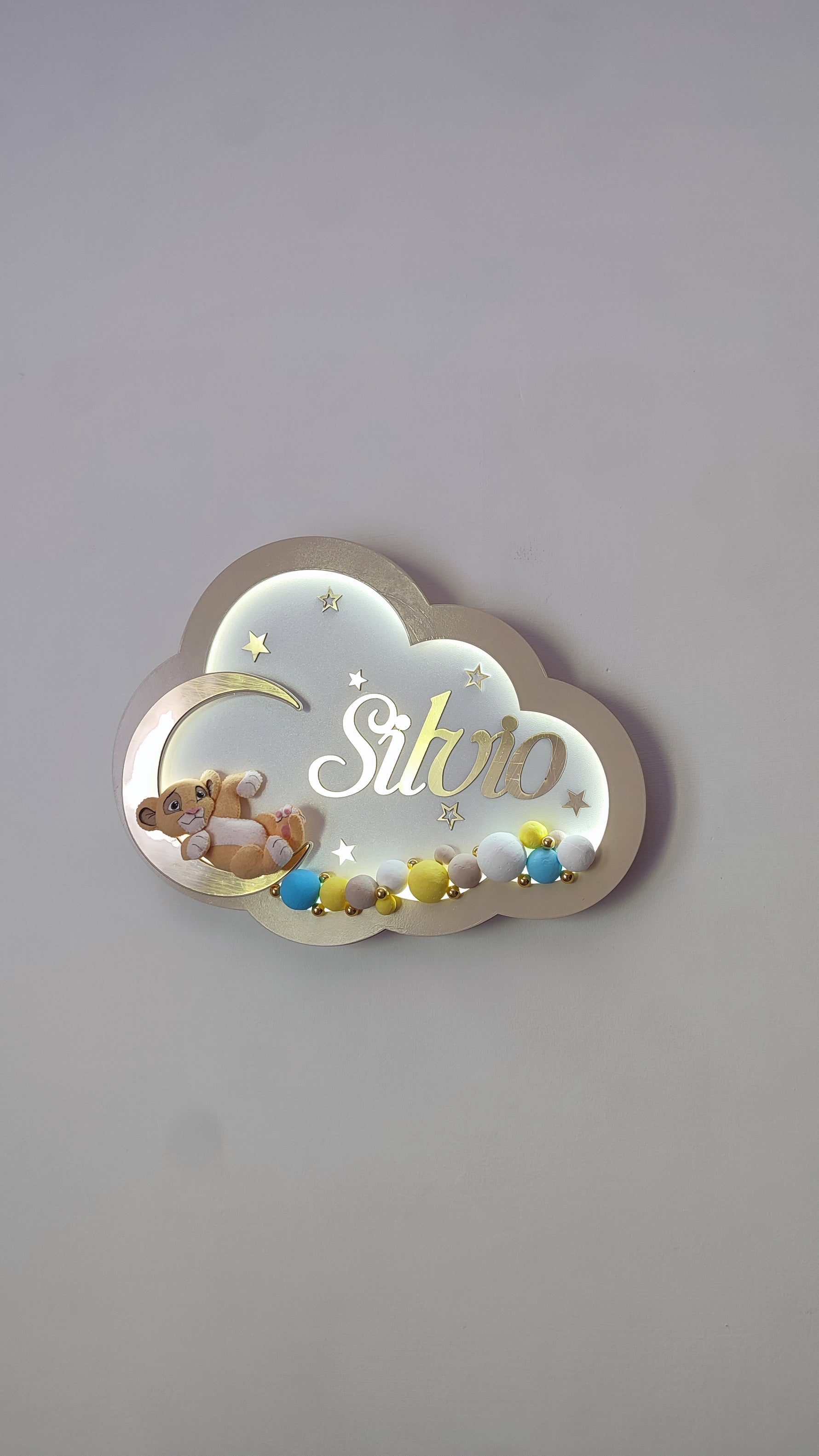 Luce notturna artigianale nuvola con bordo oro e leone addormentato sulla luna, perline azzurre gialle e bianche, regalo nascita