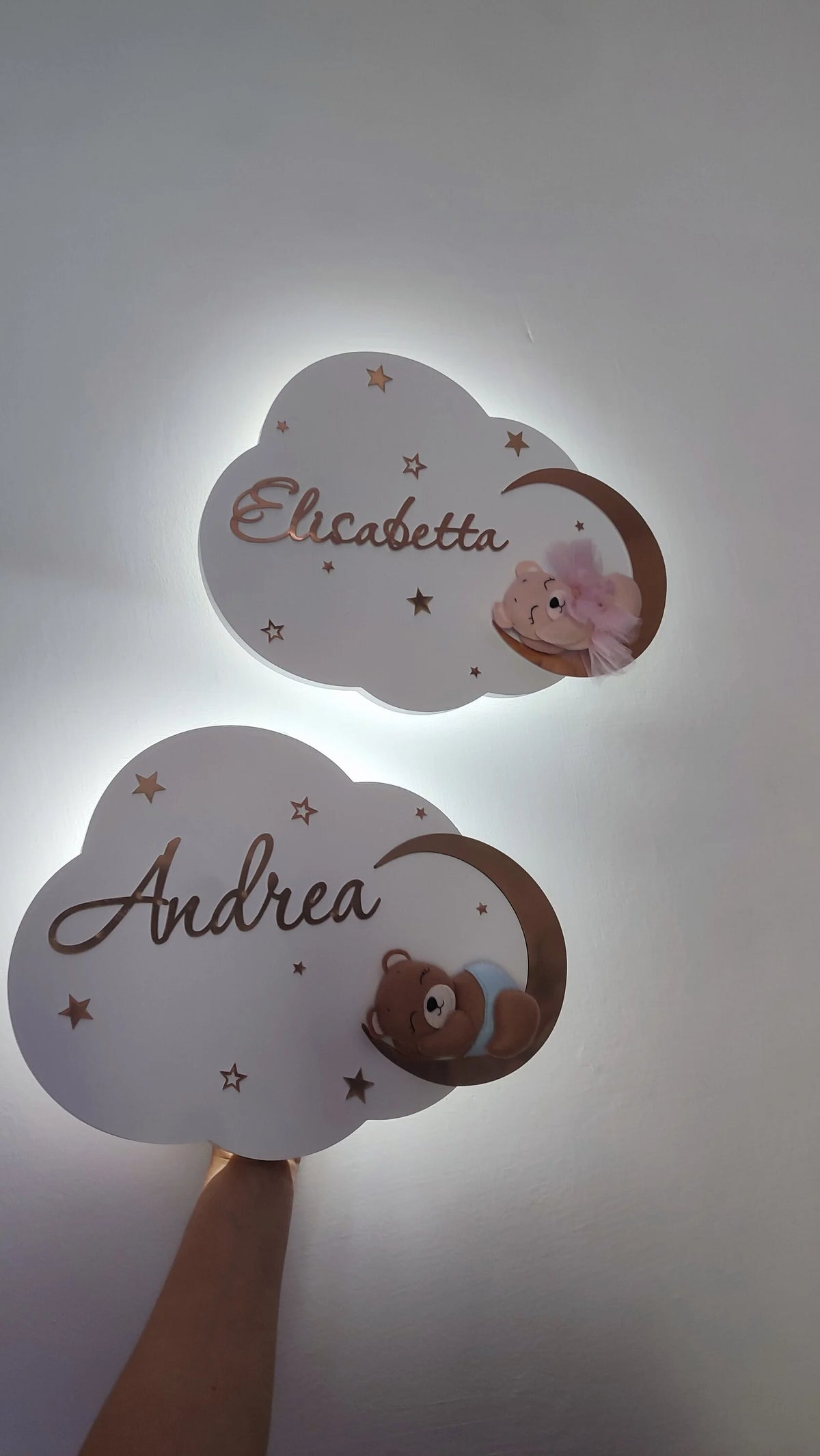 Due luci notturne LED nuvola bianca personalizzate con orsetto sulla luna, versione bambina con tulle e bambino, cameretta