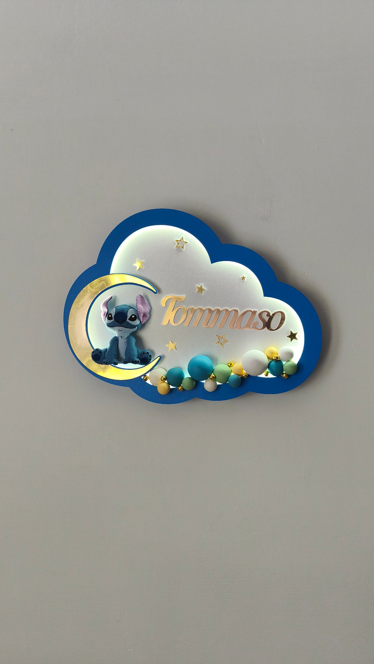 luce notturna nuvola blu personalizzata con Stitch sulla luna, nome inciso, stelle dorate e palline colorate, LED — regalo nascita bambino