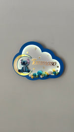 luce notturna nuvola blu personalizzata con Stitch sulla luna, nome inciso, stelle dorate e palline colorate, LED — regalo nascita bambino