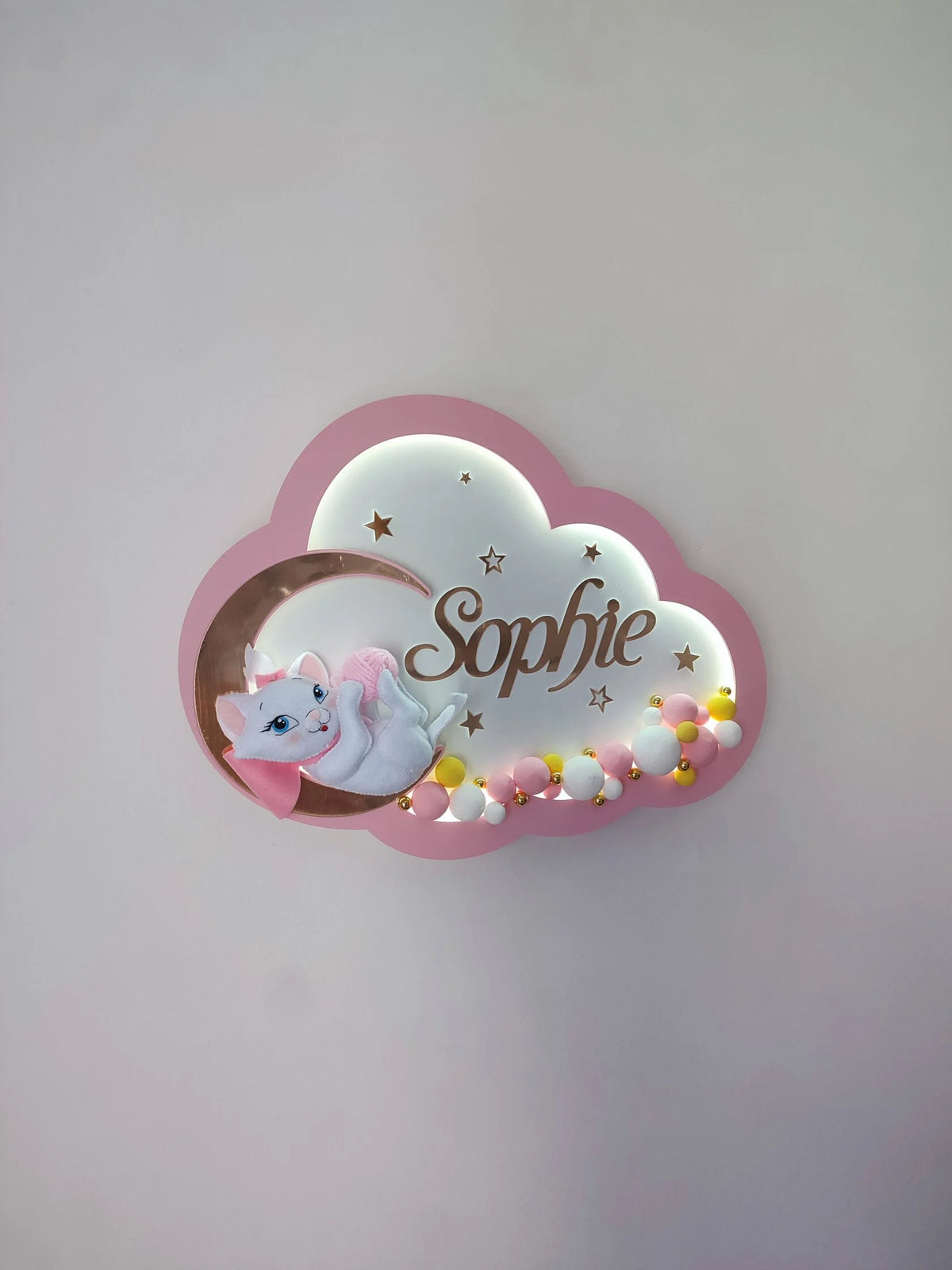 Luce notturna nuvola LED bordo rosa con gattina bianca su luna dorata, nome inciso, perline dipinte a mano 