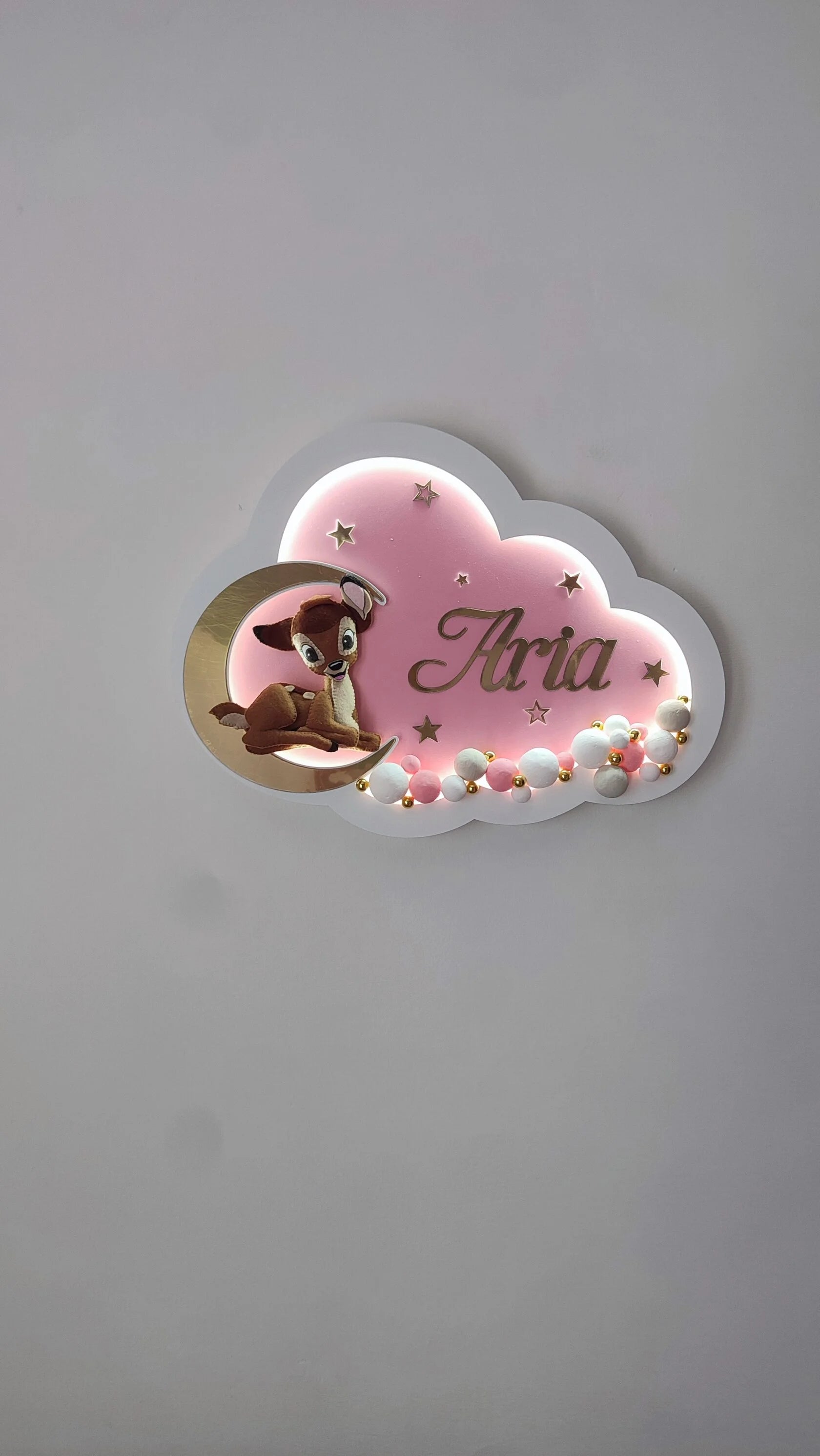 Luce notturna LED nuvola rosa con nome dorato, Bambi in feltro e palline oro, bianco e rosa dipinte a mano, lampada artigianale