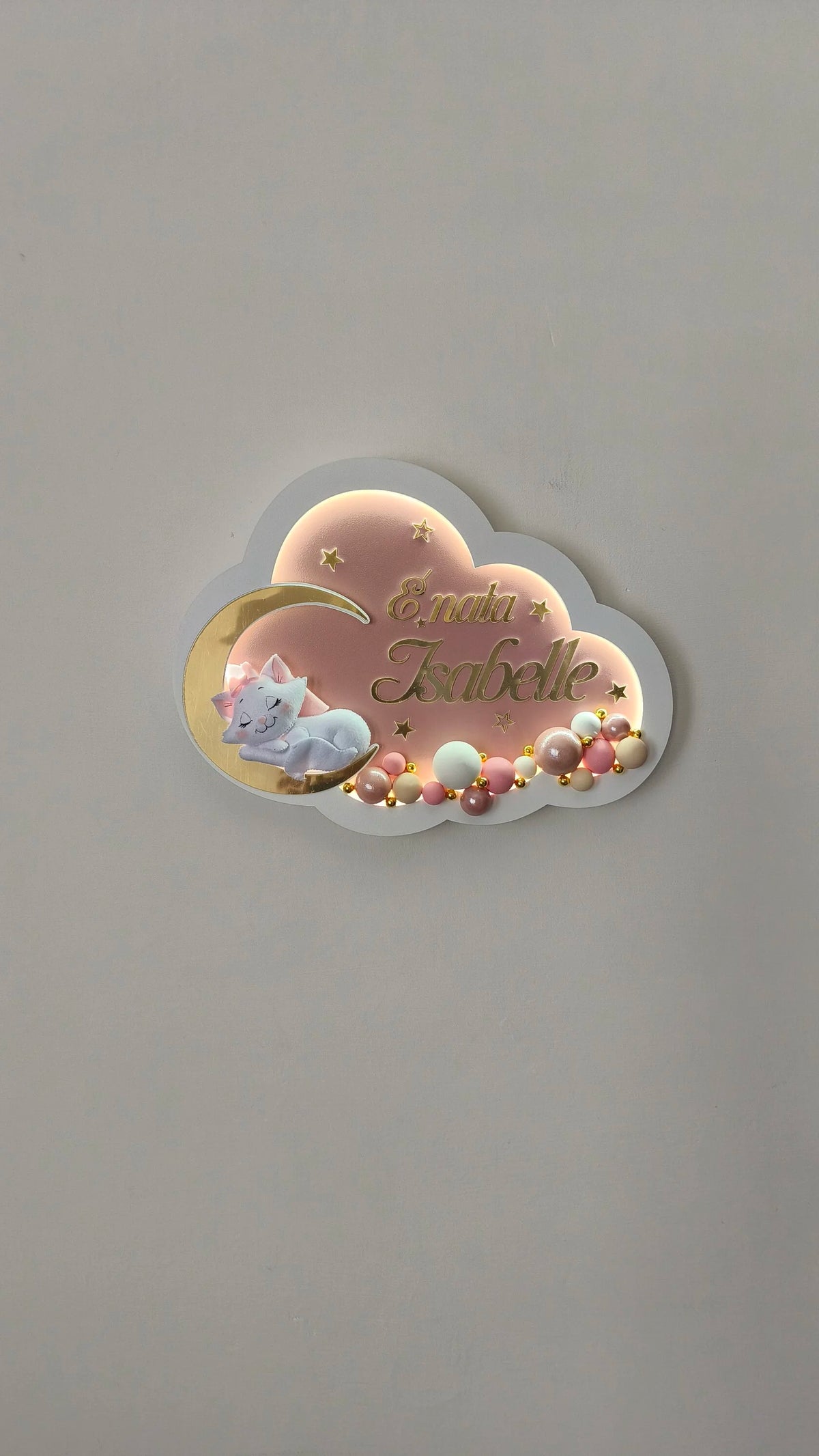 Luce notturna LED nuvola fondo rosa bordo bianco con gattina dormiente su luna oro, scritta È nata e perline rosa beige oro