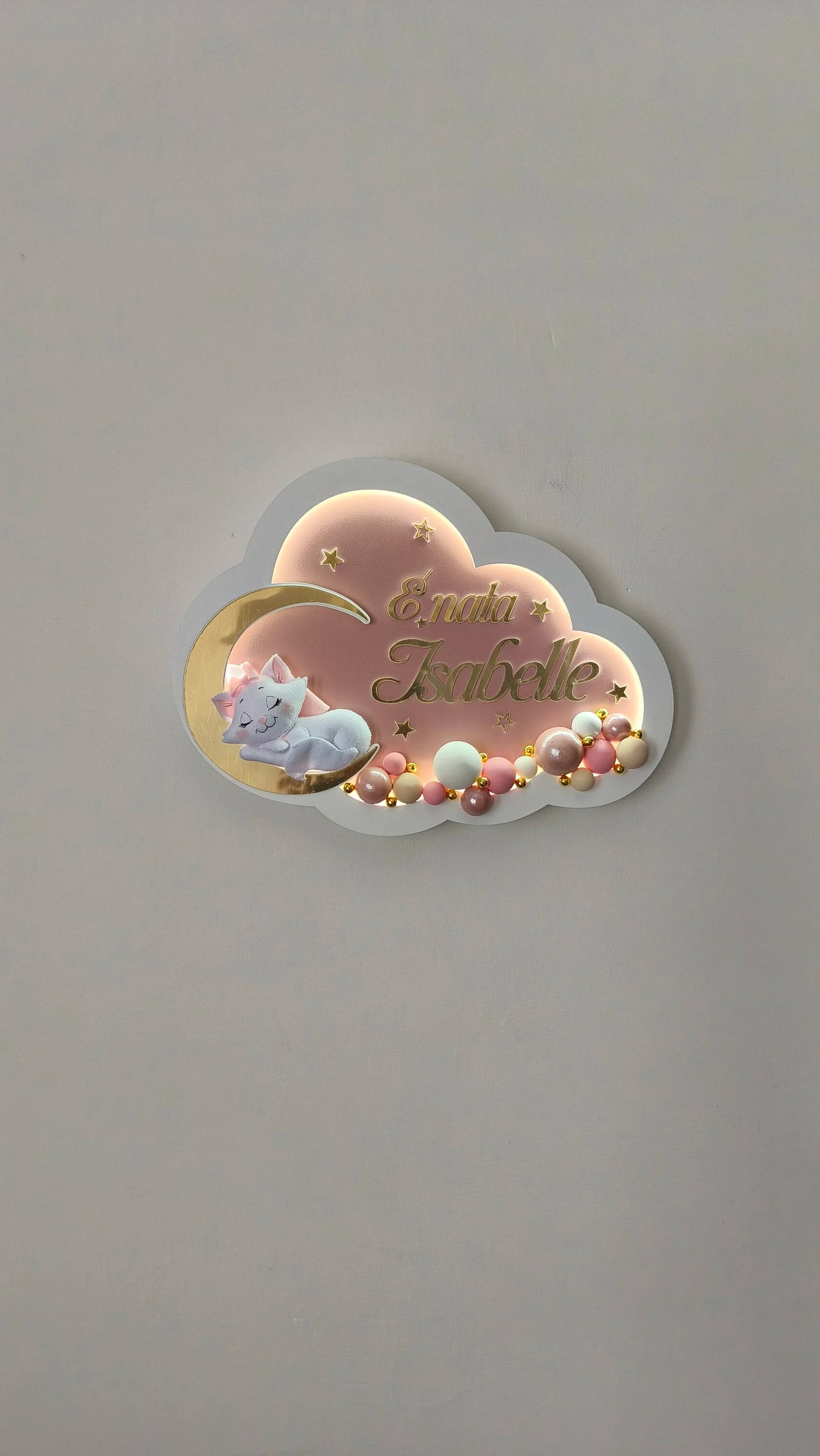 Luce notturna LED nuvola fondo rosa bordo bianco con gattina dormiente su luna oro, scritta È nata e perline rosa beige oro