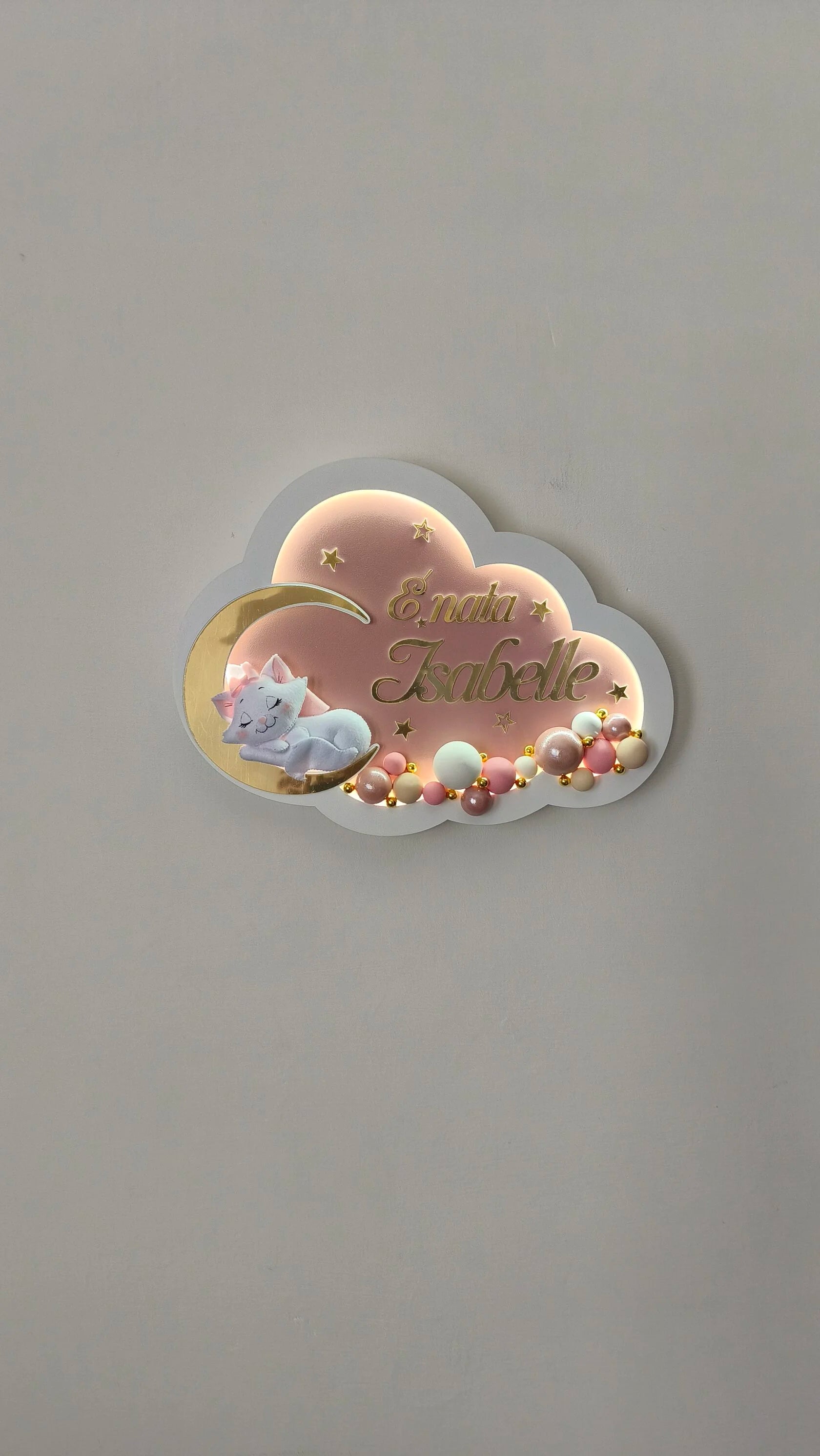 Luce notturna LED nuvola fondo rosa bordo bianco con gattina dormiente su luna oro, scritta È nata e perline rosa beige oro