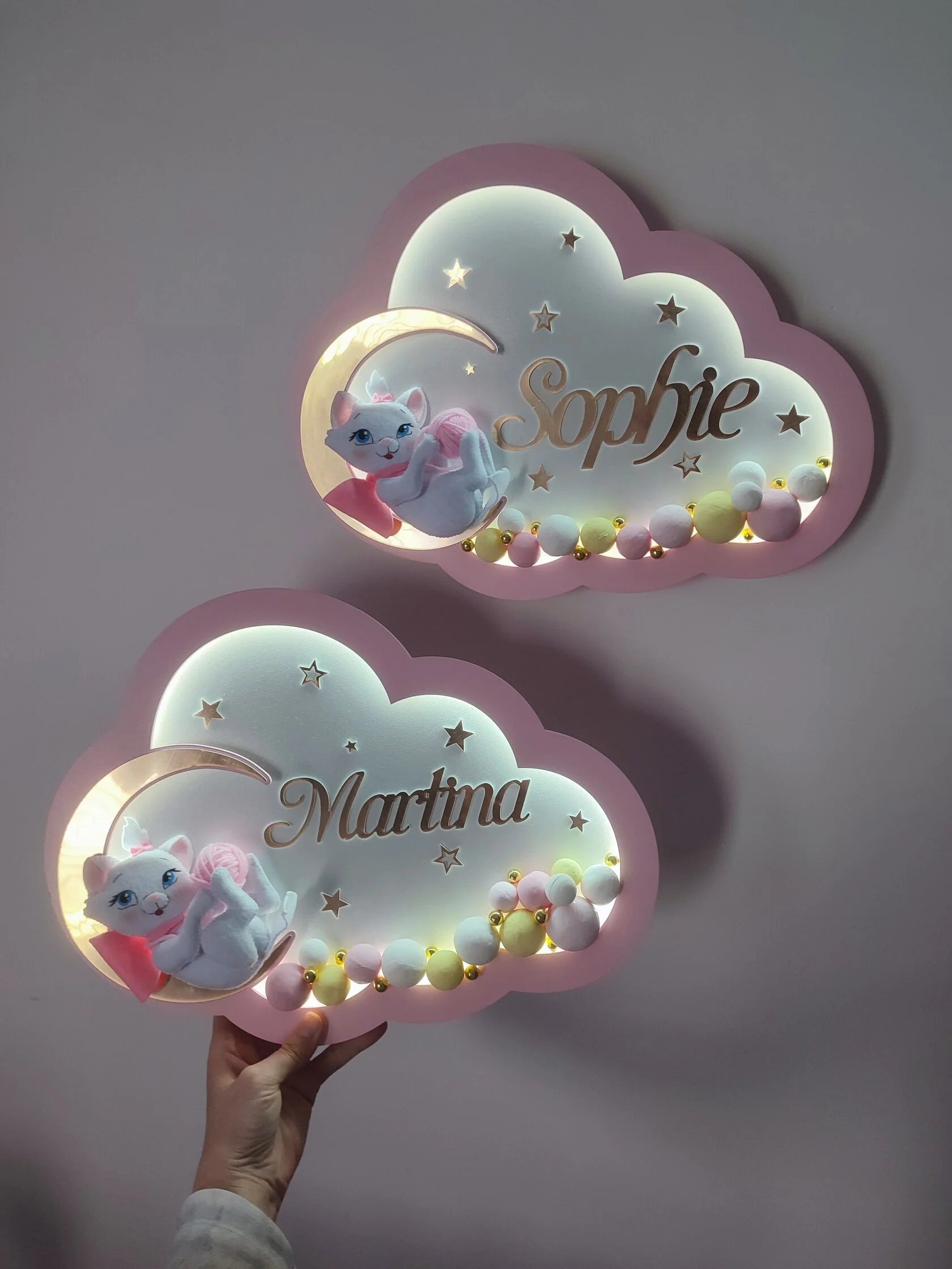 Luce notturna nuvola LED bordo rosa con gattina bianca su luna dorata, nome inciso, stelle e perline rosa gialle e oro