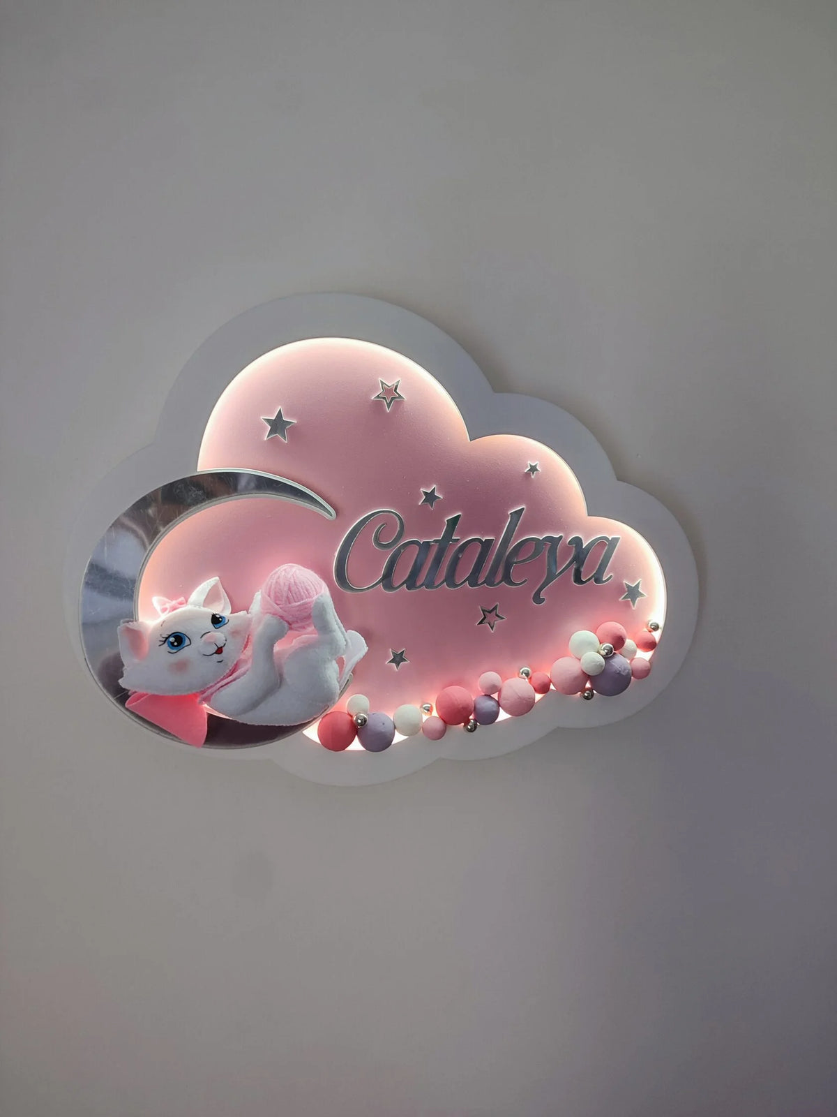 Luce notturna nuvola artigianale rosa con gattina su luna argento, nome personalizzato e perline rosa, lilla e bianche
