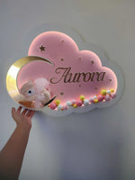 Luce notturna bambini nuvola rosa con orsetto su luna oro, nome personalizzato, perline dipinte a mano