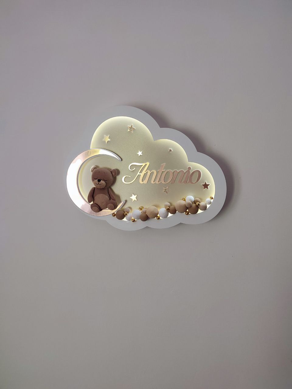 Luce notturna nuvola orsetto feltro sulla luna argento, nome in corsivo oro, palloncini beige e bianchi, fatta a mano
